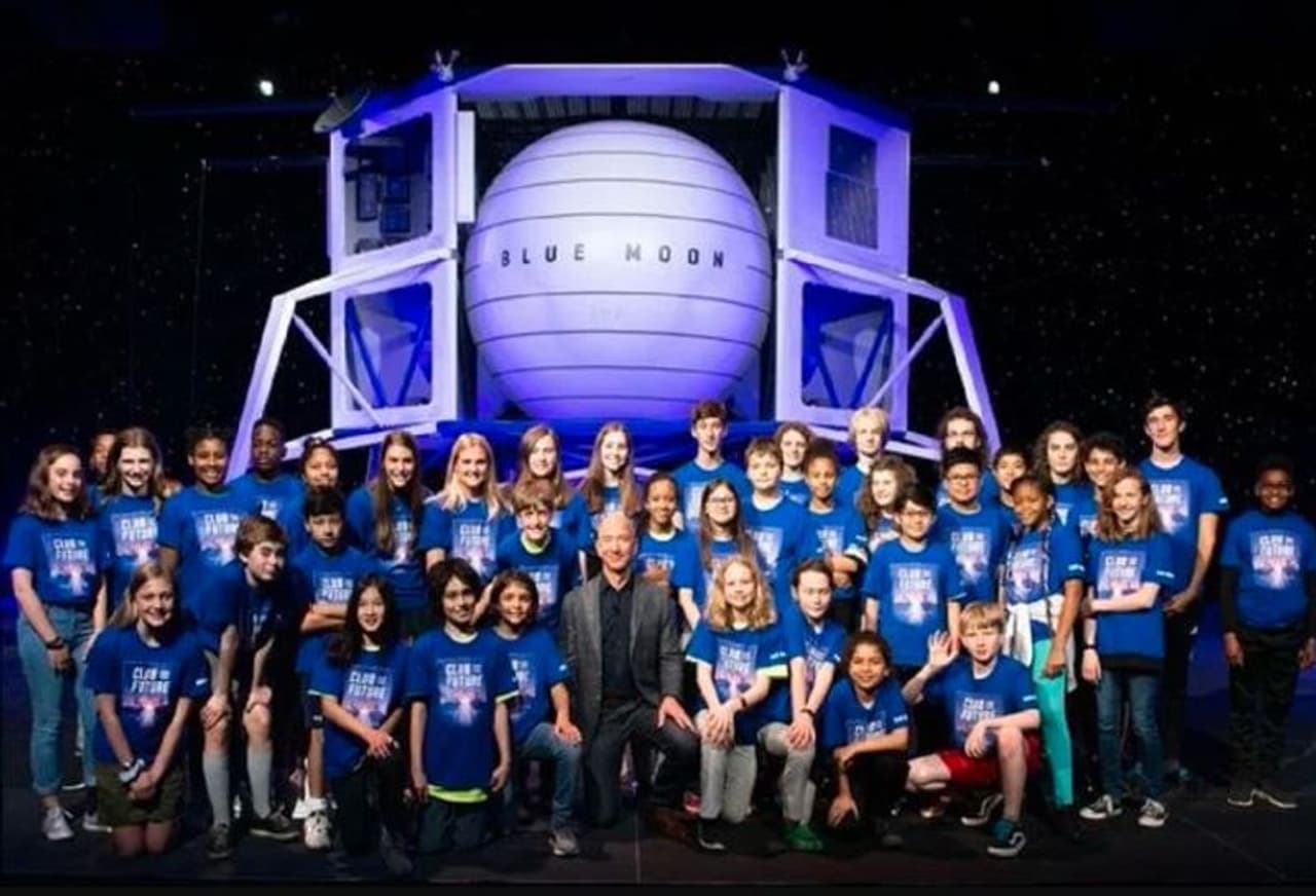 <p>57 ఏళ్ల జెఫ్ బెజోస్ 1986లో ప్రిన్స్ టన్ విశ్వవిద్యాలయం నుండి పట్టా పొందిన తరువాత కంప్యూటర్ సైన్స్ లో ఎక్కువ కాలం పాటు పనిచేశాడు. ఆ తరువాత అతను అనేక ఇతర ప్రదేశాలలో కూడా పనిచేశాడు. జెఫ్ బెజోస్ ఒకప్పుడు ఒక పడకగది ఉన్న అద్దె ఇంట్లో నివసించిన కాలం కూడా ఉంది, కాని ఈ రోజు అతను అమెరికా అంతటా అనేక ఖరీదైన ఇళ్ళు, వేలాది ఎకరాల భూమి, లగ్జరీ కార్లు అతని సొంతం.</p> <p>57 ఏళ్ల జెఫ్ బెజోస్ 1986లో ప్రిన్స్ టన్ విశ్వవిద్యాలయం నుండి పట్టా పొందిన తరువాత కంప్యూటర్ సైన్స్ లో ఎక్కువ కాలం పాటు పనిచేశాడు. ఆ తరువాత అతను అనేక ఇతర ప్రదేశాలలో కూడా పనిచేశాడు. జెఫ్ బెజోస్ ఒకప్పుడు ఒక పడకగది ఉన్న అద్దె ఇంట్లో నివసించిన కాలం కూడా ఉంది, కాని ఈ రోజు అతను అమెరికా అంతటా అనేక ఖరీదైన ఇళ్ళు, వేలాది ఎకరాల భూమి, లగ్జరీ కార్లు అతని సొంతం.</p>