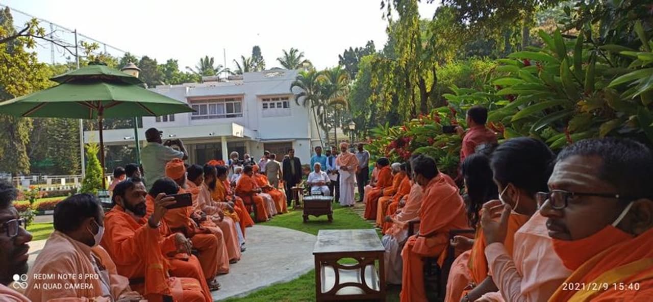 <p>ಮೀಸಲಾತಿ ಕಿಚ್ಚಿನ ಮಧ್ಯೆ 40ಕ್ಕೂ ಹೆಚ್ಚು ಸ್ವಾಮೀಜಿಗಳು ಮುಖ್ಯಮಂತ್ರಿ ಬಿ.ಎಸ್.ಯಡಿಯೂರಪ್ಪ ಅವರನ್ನ ಭೇಟಿ ಮಾಡಿದರು.</p> <p>ಮೀಸಲಾತಿ ಕಿಚ್ಚಿನ ಮಧ್ಯೆ 40ಕ್ಕೂ ಹೆಚ್ಚು ಸ್ವಾಮೀಜಿಗಳು ಮುಖ್ಯಮಂತ್ರಿ ಬಿ.ಎಸ್.ಯಡಿಯೂರಪ್ಪ ಅವರನ್ನ ಭೇಟಿ ಮಾಡಿದರು.</p>