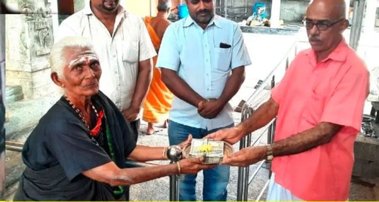 <p>ಕಳೆದ ವಾರ ಸಾಲಿಗ್ರಾಮ ದೇವಳದ ಅನ್ನದಾನಕ್ಕೆ ಭಿಕ್ಷಾಟನೆ ಮಾಡಿ ಸಂಗ್ರಹಿಸಿದ್ದ 1 ಲಕ್ಷ ರೂ. ನೀಡಿದ್ದ ಅಜ್ಜಿ ಅಶ್ವತ್ಥಮ್ಮ ವ್ರತಾನುಷ್ಠಾನದೊಂದಿಗೆ 26ನೇ ಬಾರಿ ಶ್ರೀ ಶಬರಿಮಲೆ ಕ್ಷೇತ್ರಕ್ಕೆ ಯಾತ್ರೆ ಹೊರಟಿದ್ದಾರೆ.</p> <p>ಕಳೆದ ವಾರ ಸಾಲಿಗ್ರಾಮ ದೇವಳದ ಅನ್ನದಾನಕ್ಕೆ ಭಿಕ್ಷಾಟನೆ ಮಾಡಿ ಸಂಗ್ರಹಿಸಿದ್ದ 1 ಲಕ್ಷ ರೂ. ನೀಡಿದ್ದ ಅಜ್ಜಿ ಅಶ್ವತ್ಥಮ್ಮ ವ್ರತಾನುಷ್ಠಾನದೊಂದಿಗೆ 26ನೇ ಬಾರಿ ಶ್ರೀ ಶಬರಿಮಲೆ ಕ್ಷೇತ್ರಕ್ಕೆ ಯಾತ್ರೆ ಹೊರಟಿದ್ದಾರೆ.</p>