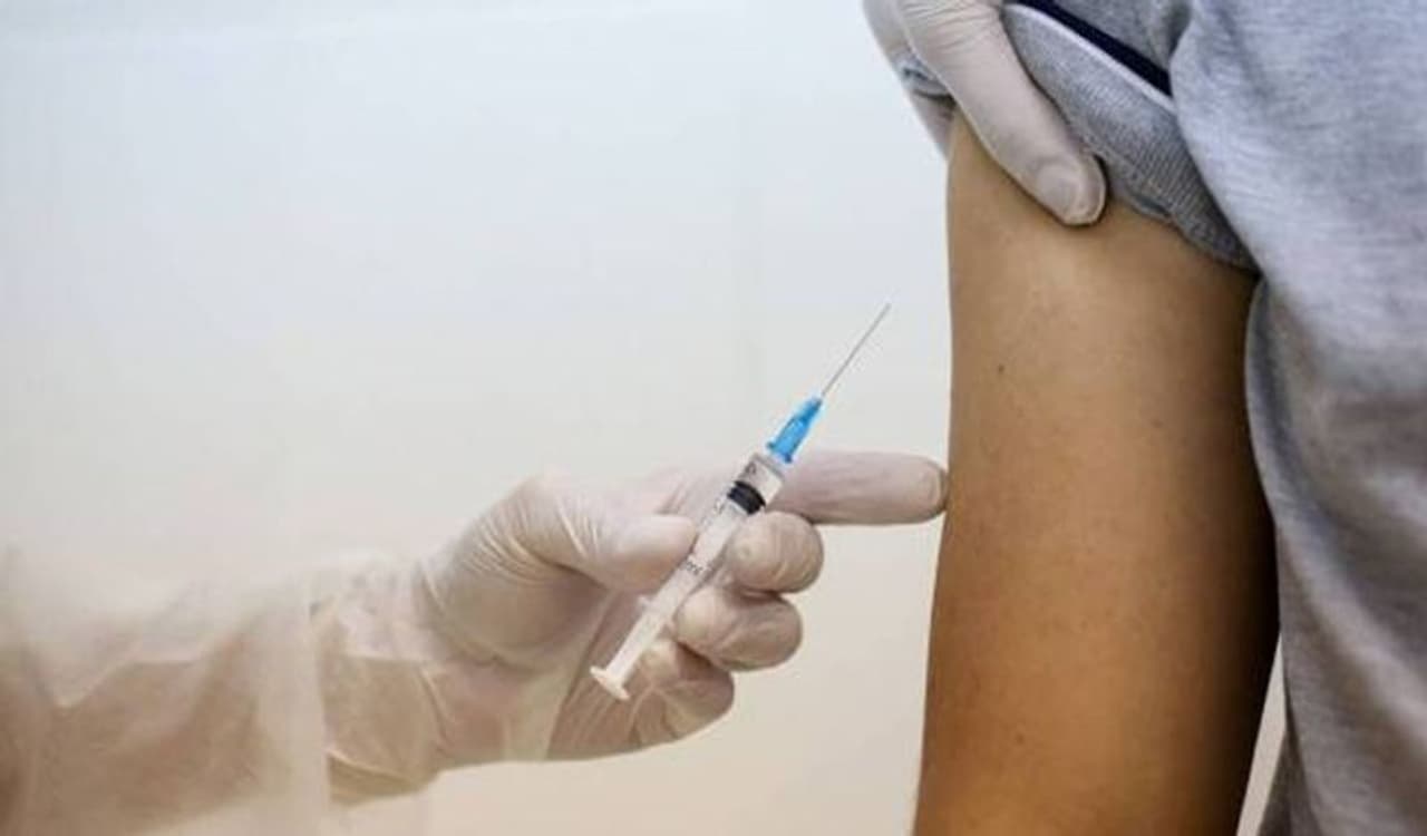 <p>Covid 19 ಲಸಿಕೆಯನ್ನು ತೆಗೆದುಕೊಳ್ಳುವ ಮೊದಲು ಮತ್ತು ನಂತರ ಯಾವ ಮುನ್ನೆಚ್ಚರಿಕೆಗಳನ್ನು ತೆಗೆದುಕೊಳ್ಳಬೇಕೆಂದು ಇಲ್ಲಿದೆ ಮಾಹಿತಿ...</p>