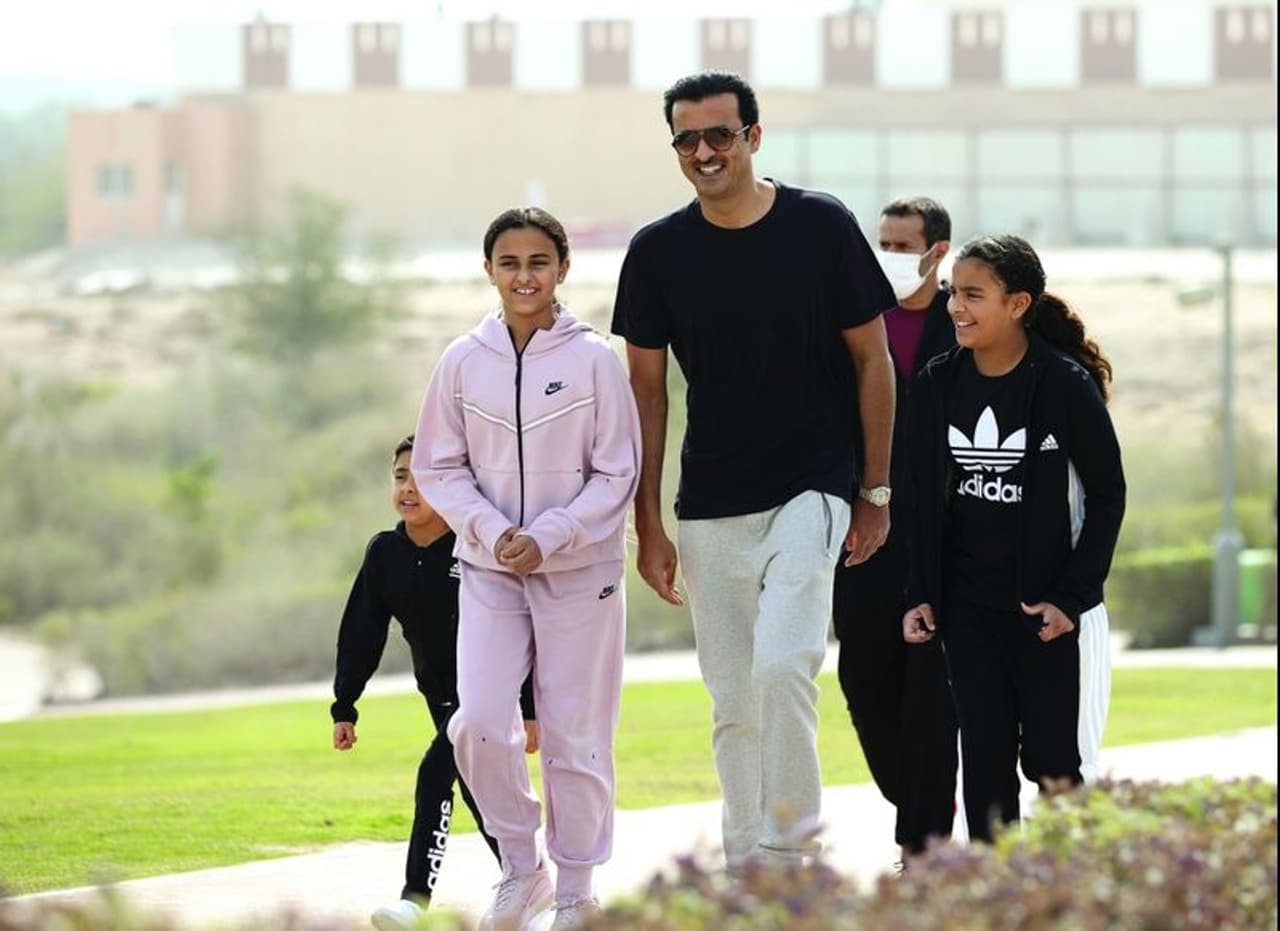 അല്ബിദ പാര്ക്കിലെത്തിയ അമീറിന്റെയും മക്കളുടെയും ചിത്രങ്ങള് സോഷ്യല് മീഡിയയില് വൈറലായിരുന്നു. അല്ബിദ പാര്ക്കിലെത്തിയ അമീറിന്റെയും മക്കളുടെയും ചിത്രങ്ങള് സോഷ്യല് മീഡിയയില് വൈറലായിരുന്നു.