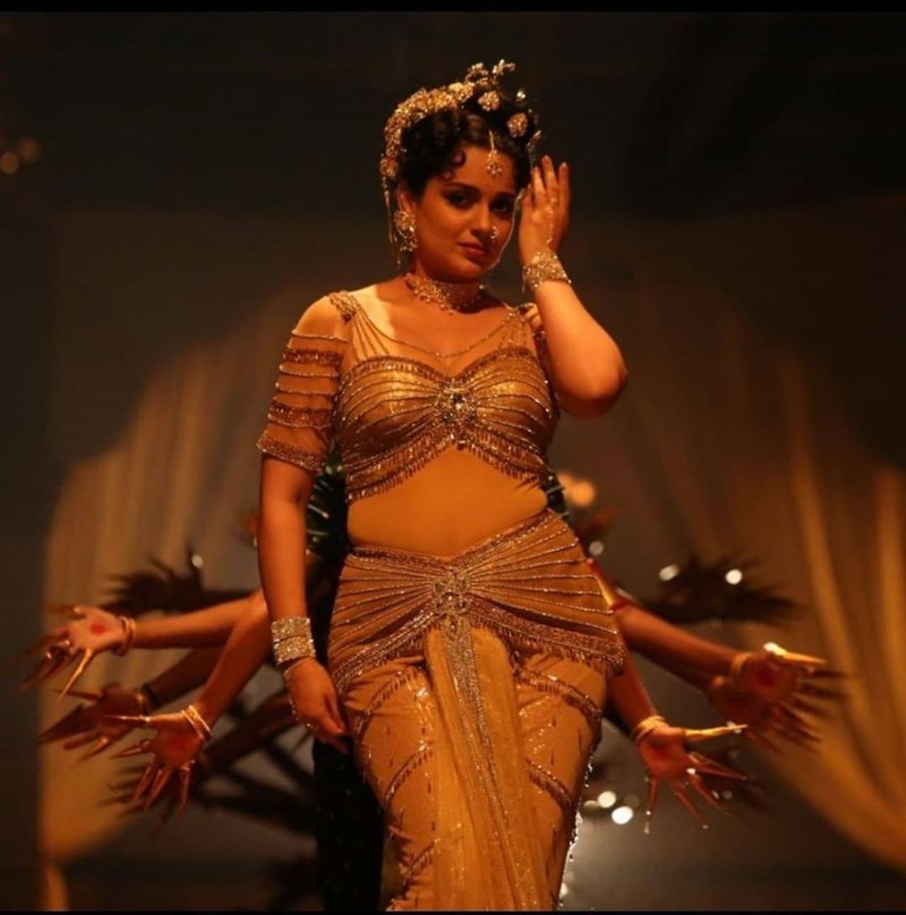 कंगना ने हर्जाना मांगने की खबरों पर किया रिएक्ट कंगना ने हर्जाना मांगने की खबरों पर किया रिएक्ट