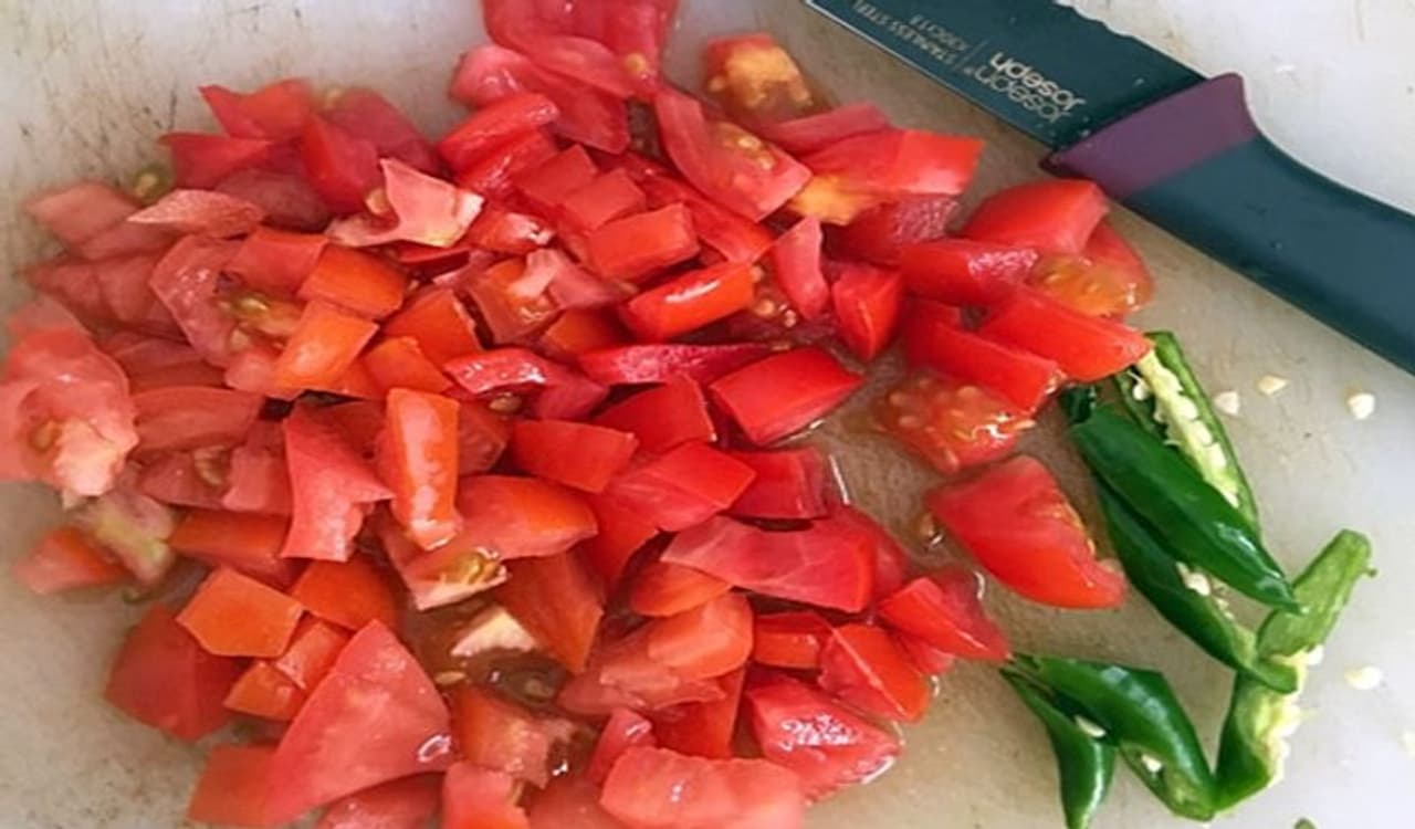 <p>ಮೊದಲಿಗೆ ಟೊಮೋಟೊ ಮತ್ತು ಹಸಿ ಮೆಣಸಿನಕಾಯಿ ಹೆಚ್ಚಿ. ಇದರ ನಂತರ, ಖೋವಾವನ್ನು ಮ್ಯಾಶ್ ಮಾಡಿ&nbsp;ಬಟ್ಟಲಿನಲ್ಲಿ ಹಾಕಿ.</p>