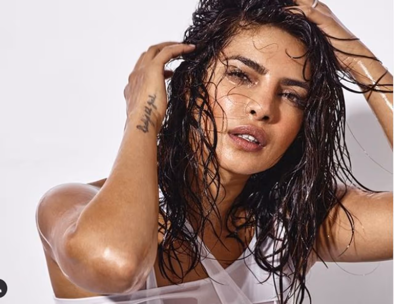 <p>ನಟಿ ಪ್ರಿಯಾಂಕಾ ಚೋಪ್ರಾ ತಮ್ಮ ಪುಸ್ತಕದಲ್ಲಿ ಬಾಲಿವುಡ್‌ನಲ್ಲಿ ಅಸ್ತಿತ್ವದಲ್ಲಿರುವ ಪುರುಷ ಪ್ರಧಾನ ನಡತೆಯ ಬಗ್ಗೆ ತಮ್ಮ ಪುಸ್ತಕದಲ್ಲಿ ಹೇಳಿದ್ದಾರೆ.</p>