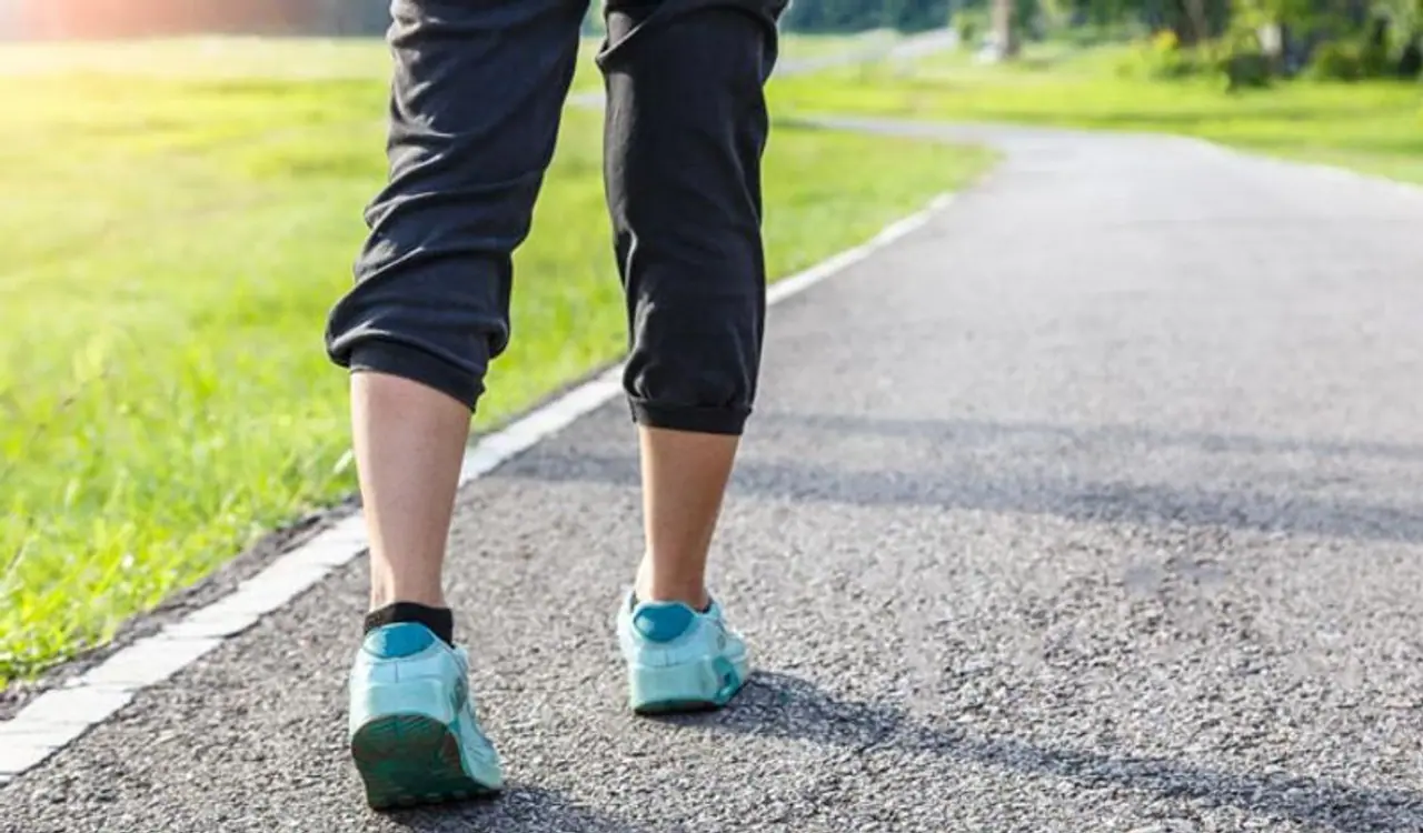 <p>ಕಳೆದ ಕೆಲವು ತಿಂಗಳುಗಳಲ್ಲಿ, ಕೊರೊನಾ ಸಾಂಕ್ರಾಮಿಕದಿಂದಾಗಿ ನಮ್ಮ ಜೀವನಶೈಲಿ ಬದಲಾಗಿದೆ. ಅನೇಕ ರಾಜ್ಯಗಳಲ್ಲಿ ಲಾಕ್ಡೌನ್ ಇದೆ. ಈ ಸಂದರ್ಭದಲ್ಲಿ, ಬಯಸಿದರೆ ನಿಮ್ಮ ಫ್ಲಾಟ್ನ ಗ್ಯಾಲರಿಗೆ ಅಥವಾ ಕೋಣೆಯಲ್ಲಿ ನಡೆಯಬಹುದು. ಇದಕ್ಕಾಗಿ ಗಡಿಯಾರವನ್ನು ನೋಡಿಕೊಂಡು ಮನೆಯೊಳಗೆ ನಡೆಯಲು ಪ್ರಾರಂಭಿಸಬಹುದು ಮತ್ತು ಗಡಿಯಾರದ ಸೂಜಿ 20 ನಿಮಿಷಗಳ ಕಾಲ ದಾಟುವವರೆಗೆ ನಡೆಯುತ್ತಿರಬೇಕು. </p> <p>ಕಳೆದ ಕೆಲವು ತಿಂಗಳುಗಳಲ್ಲಿ, ಕೊರೊನಾ ಸಾಂಕ್ರಾಮಿಕದಿಂದಾಗಿ ನಮ್ಮ ಜೀವನಶೈಲಿ ಬದಲಾಗಿದೆ. ಅನೇಕ ರಾಜ್ಯಗಳಲ್ಲಿ ಲಾಕ್ಡೌನ್ ಇದೆ. ಈ ಸಂದರ್ಭದಲ್ಲಿ, ಬಯಸಿದರೆ ನಿಮ್ಮ ಫ್ಲಾಟ್ನ ಗ್ಯಾಲರಿಗೆ ಅಥವಾ ಕೋಣೆಯಲ್ಲಿ ನಡೆಯಬಹುದು. ಇದಕ್ಕಾಗಿ ಗಡಿಯಾರವನ್ನು ನೋಡಿಕೊಂಡು ಮನೆಯೊಳಗೆ ನಡೆಯಲು ಪ್ರಾರಂಭಿಸಬಹುದು ಮತ್ತು ಗಡಿಯಾರದ ಸೂಜಿ 20 ನಿಮಿಷಗಳ ಕಾಲ ದಾಟುವವರೆಗೆ ನಡೆಯುತ್ತಿರಬೇಕು. </p>