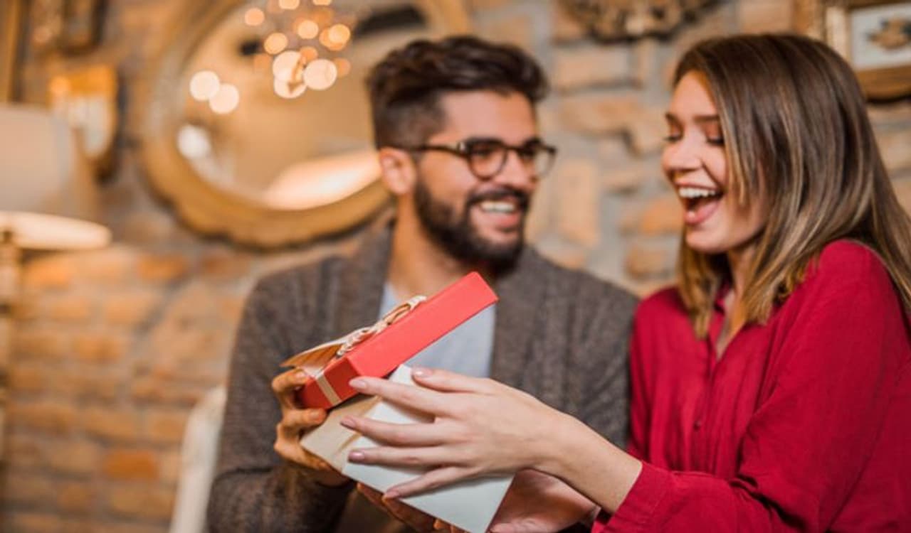 <p>ప్రస్తుతం వాలంటైన్ వీక్ నడుస్తోంది. మరో రెండు రోజుల్లో ప్రేమికులు ఎంతగానో ఎదురుచూసే ప్రేమికుల రోజు వచ్చేస్తుంది. ఈ రోజు కోసం ముఖ్యంగా అబ్బాయిలు ఎక్కువగా ఎదురుచూస్తుంటారు. తమ మనసులో మాట ప్రేయసి చెప్పాలని ఆశ పడుతుంటారు.</p>