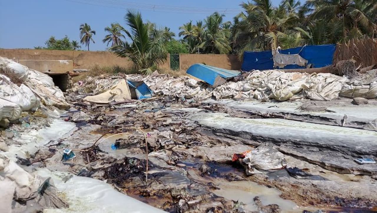 <p>എണ്ണ ചോര്ച്ച വലിയ പാരിസ്ഥിതിക പ്രശ്നങ്ങള് ഉണ്ടാക്കിലെന്നും പെട്ടെന്ന് തന്നെ നീക്കം ചെയ്യാന് സാധിക്കുമെന്നും അധികൃതര് പറഞ്ഞു. </p> <p>എണ്ണ ചോര്ച്ച വലിയ പാരിസ്ഥിതിക പ്രശ്നങ്ങള് ഉണ്ടാക്കിലെന്നും പെട്ടെന്ന് തന്നെ നീക്കം ചെയ്യാന് സാധിക്കുമെന്നും അധികൃതര് പറഞ്ഞു. </p>