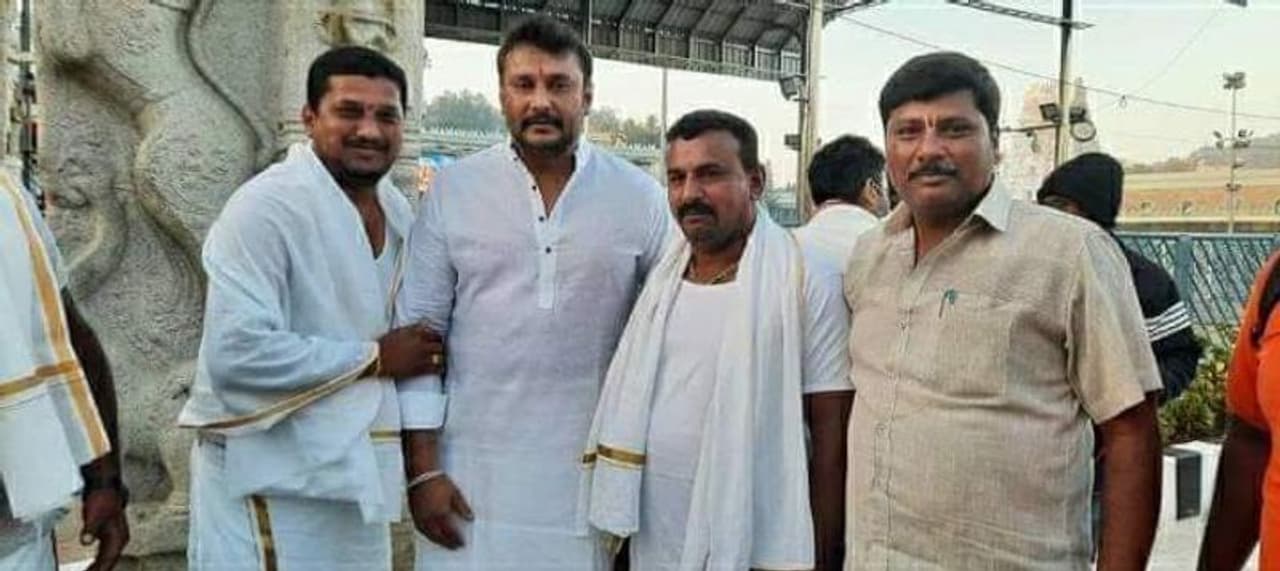 <p>ಚಾಲೆಂಜಿಂಗ್ ಸ್ಟಾರ್ ದರ್ಶನ್ ಅಭಿನಯದ ರಾಬರ್ಟ್ ಸಿನಿಮಾ ಕನ್ನಡ ಹಾಗೂ ತೆಲುಗು ಭಾಷೆಯಲ್ಲಿ ಮಾರ್ಚ್ 11ರಂದು ಬಿಡುಗಡೆಯಾಗಲಿದೆ.</p>