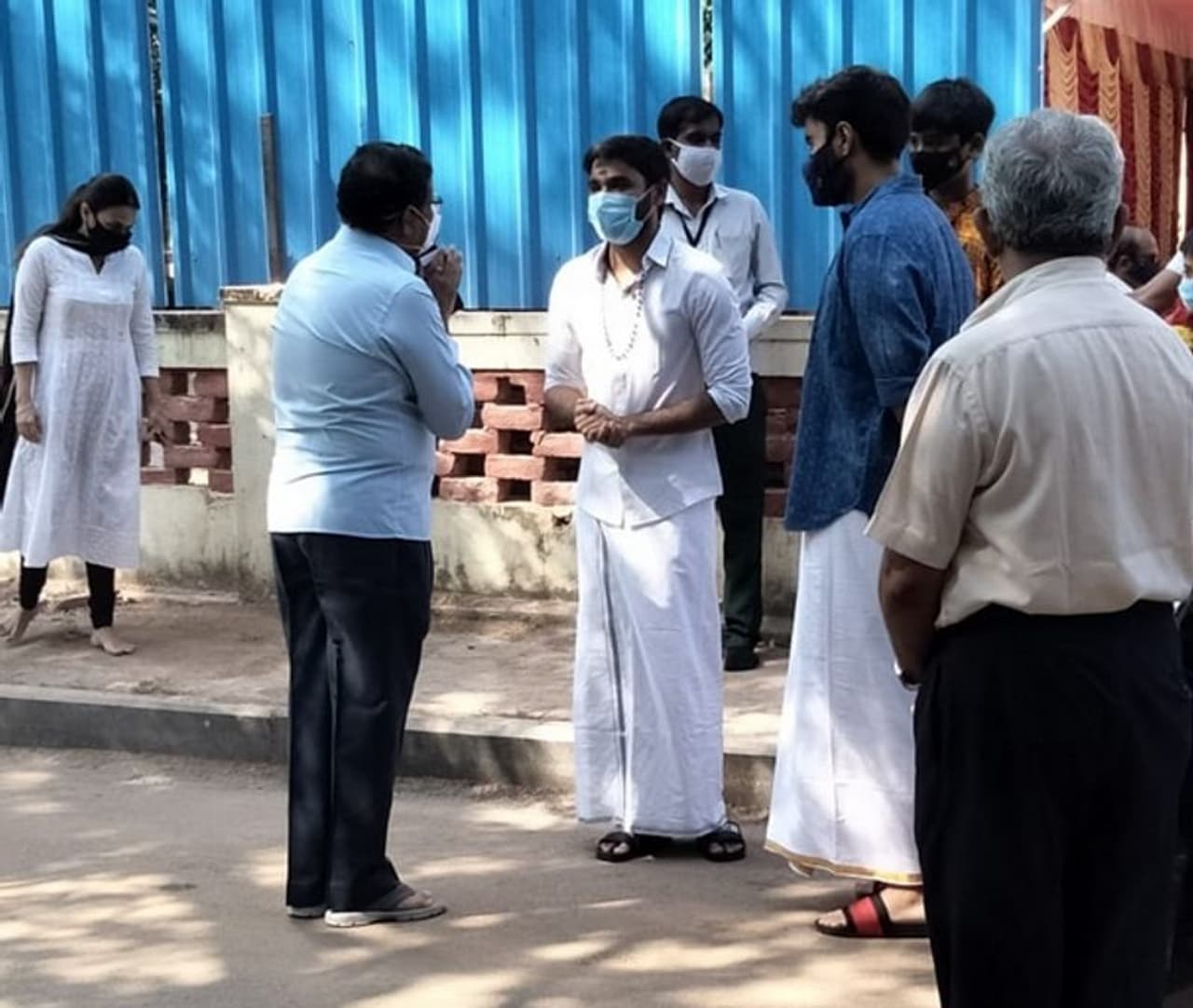 <p>தனுஷ் தனது மாமனார் ரஜினி வசிக்கும் போயஸ்கார்டன் இல்லத்திற்கு அருகிலேயே... ஒரு புதிய வீட்டை கட்டும் பணியை துவங்கியுள்ளார் என்பது அனைவரும் அறிந்தது தான்.</p>