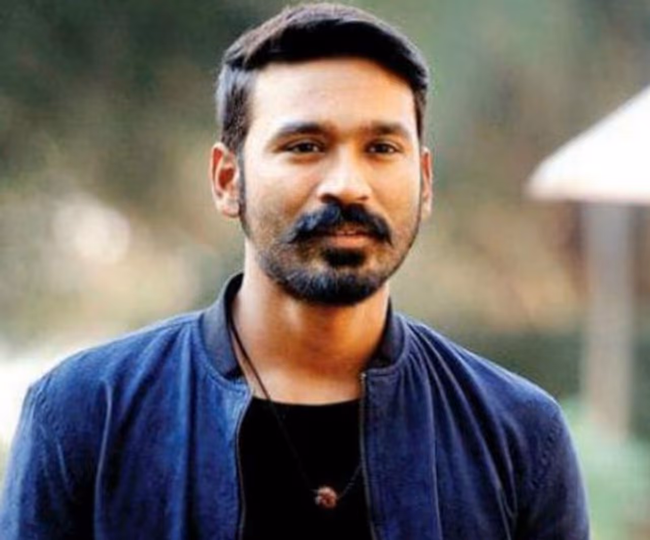 <p>ಸೂಪರ್ ಸ್ಟಾರ್ ರಜನಿಕಾಂತ್ ಅವರ ಅಳಿಯ ಧನುಷ್ ಕೇವಲ ಹತ್ತನೇ ತರಗತಿ &nbsp;ಪಾಸ್. ವಾಸ್ತವವಾಗಿ, ಧನುಷ್ ಮೆಟ್ರಿಕ್ಯುಲೇಷನ್ ಮುಗಿಸಿದ ಕೂಡಲೇ, ಉದ್ಯಮದಲ್ಲಿ ನಿರ್ದೇಶಕರಾಗಿದ್ದ ಅವರ ಸಹೋದರ ಧನುಷ್ ಅವರನ್ನು ಇಂಡಸ್ಟ್ರಿಗೆ ಕರೆತಂದರು.&nbsp;</p>