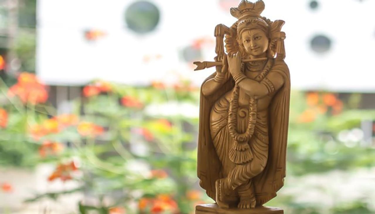 <p>ಭಗವತ್ ಗೀತೆಯಲ್ಲಿ ಶ್ರೀಕೃಷ್ಣ ಅನೇಕ ನೀತಿಗಳನ್ನು ಬೋಧಿಸಿದ. ಅದರಲ್ಲಿ ಉಲ್ಲೇಖಿಸಲಾದ ಒಂದು ಶ್ಲೋಕದ ಪ್ರಕಾರ, ಈ 4 ಸರಳ ಕೆಲಸಗಳನ್ನು ಪಾಲಿಸುವವನು ಖಂಡಿತವಾಗಿಯೂ ಸ್ವರ್ಗವನ್ನು ಪಡೆಯುತ್ತಾನೆ. ಅಂತಹ ವ್ಯಕ್ತಿಯಿಂದ ಸಣ್ಣ ತಪ್ಪುಗಳಾದರೂ ಕ್ಷಮಿಸಲಾಗುತ್ತದೆ ಮತ್ತು ಅವನು ನರಕಕ್ಕೆ ಹೋಗಬೇಕಾಗಿಲ್ಲ. ಹಾಗಾದರೆ ಆ ವಿಷಯಗಳು ಯಾವುವು?</p>