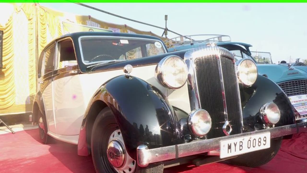 <p>ಒಂದಲ್ಲ, ಎರಡಲ್ಲ, 100ಕ್ಕೂ ಹೆಚ್ಚು ವಿಂಟೇಜ್ ವಾಹನಗಳು ಬೆಂಗಳೂರು ರಸ್ತೆಯಲ್ಲಿ ಮೇಳೈಸಿದೆ. ಫೋರ್ಡ್ A, ಆಸ್ಟೀನ್ , ಮೋರೆಸ್ ಸೇರಿದಂತೆ ವಿಂಟೇಜ್ ಕಾರು ಮಿರ ಮಿರ ಮಿಂಚಿದೆ.</p> <p>ಒಂದಲ್ಲ, ಎರಡಲ್ಲ, 100ಕ್ಕೂ ಹೆಚ್ಚು ವಿಂಟೇಜ್ ವಾಹನಗಳು ಬೆಂಗಳೂರು ರಸ್ತೆಯಲ್ಲಿ ಮೇಳೈಸಿದೆ. ಫೋರ್ಡ್ A, ಆಸ್ಟೀನ್ , ಮೋರೆಸ್ ಸೇರಿದಂತೆ ವಿಂಟೇಜ್ ಕಾರು ಮಿರ ಮಿರ ಮಿಂಚಿದೆ.</p>