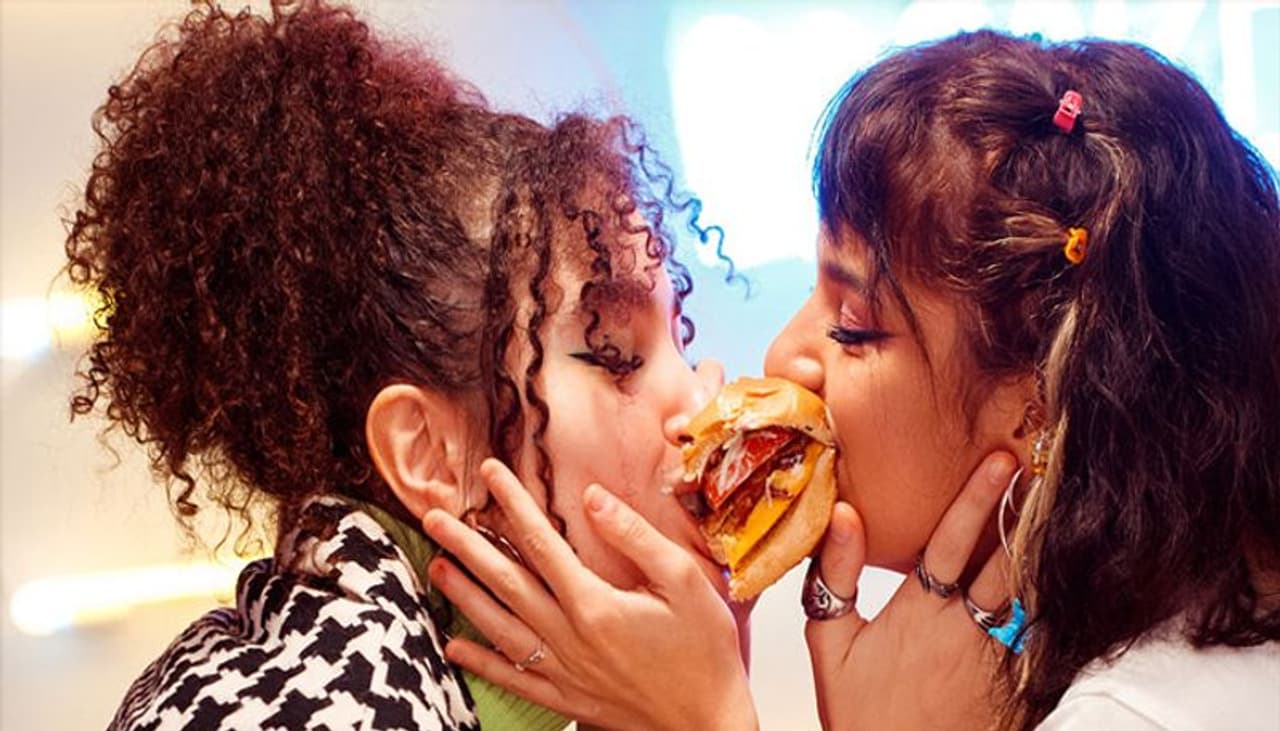 <p><br />ఫాస్ట్ ఫుడ్ ని ఇష్టపడేవారందరికీ బర్గర్ ఆల్ టైమ్ ఫేవరేట్. అసలు బర్గర్ పేరు చెబితేనే చాలా మందికి నోరూరిపోతుంది. చిన్నా, పెద్దా అనే తేడా లేకుండా అందరూ దీనిని విపరీతంగా లాగించేస్తారు. </p> <p><br />ఫాస్ట్ ఫుడ్ ని ఇష్టపడేవారందరికీ బర్గర్ ఆల్ టైమ్ ఫేవరేట్. అసలు బర్గర్ పేరు చెబితేనే చాలా మందికి నోరూరిపోతుంది. చిన్నా, పెద్దా అనే తేడా లేకుండా అందరూ దీనిని విపరీతంగా లాగించేస్తారు. </p>