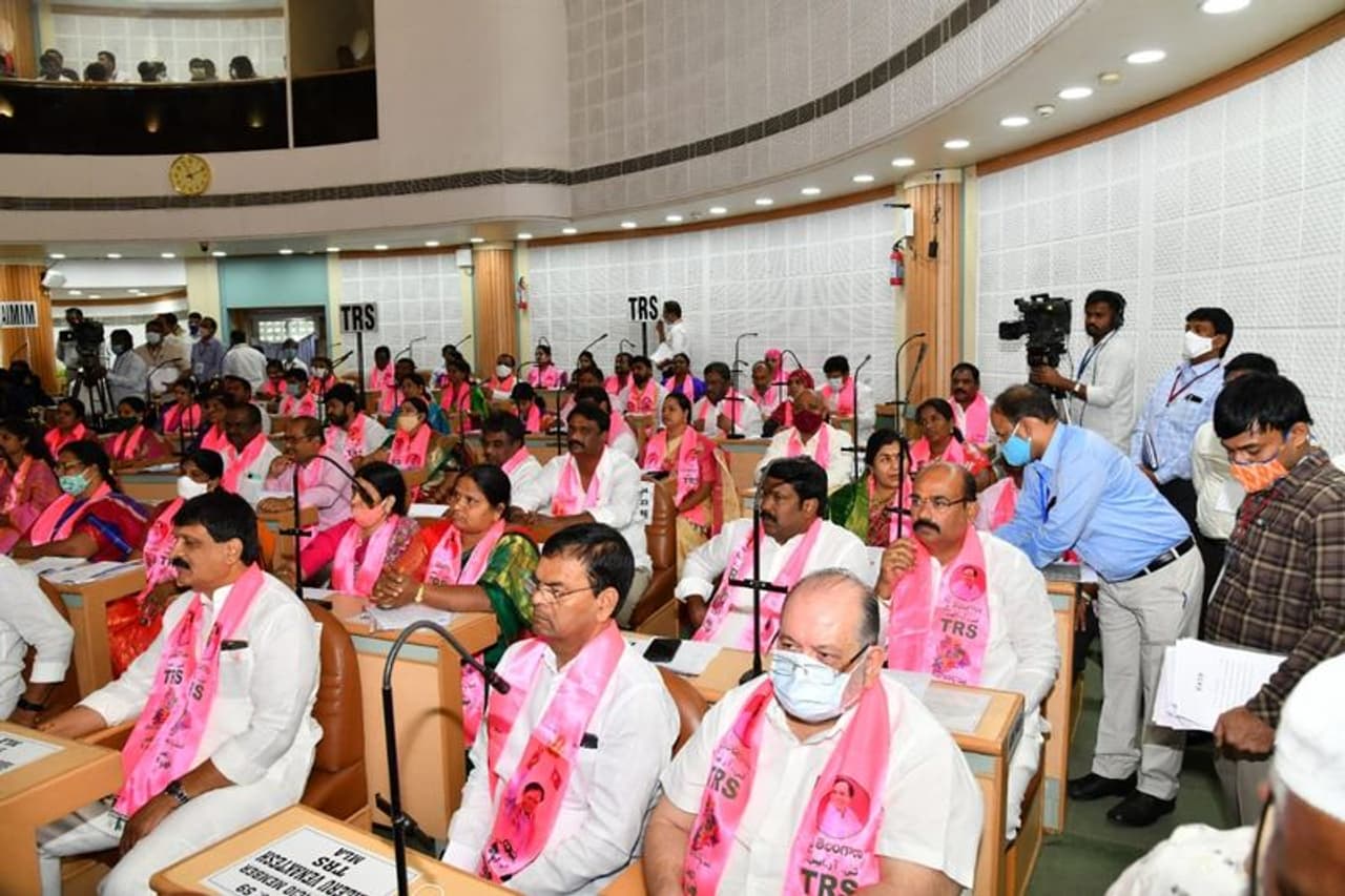 జీహెచ్ఎంసీ మేయర్, డిప్యూటీ మేయర్ ఎన్నిక కోసం హాజరైన టీఆర్ఎస్ సభ్యులు జీహెచ్ఎంసీ మేయర్, డిప్యూటీ మేయర్ ఎన్నిక కోసం హాజరైన టీఆర్ఎస్ సభ్యులు