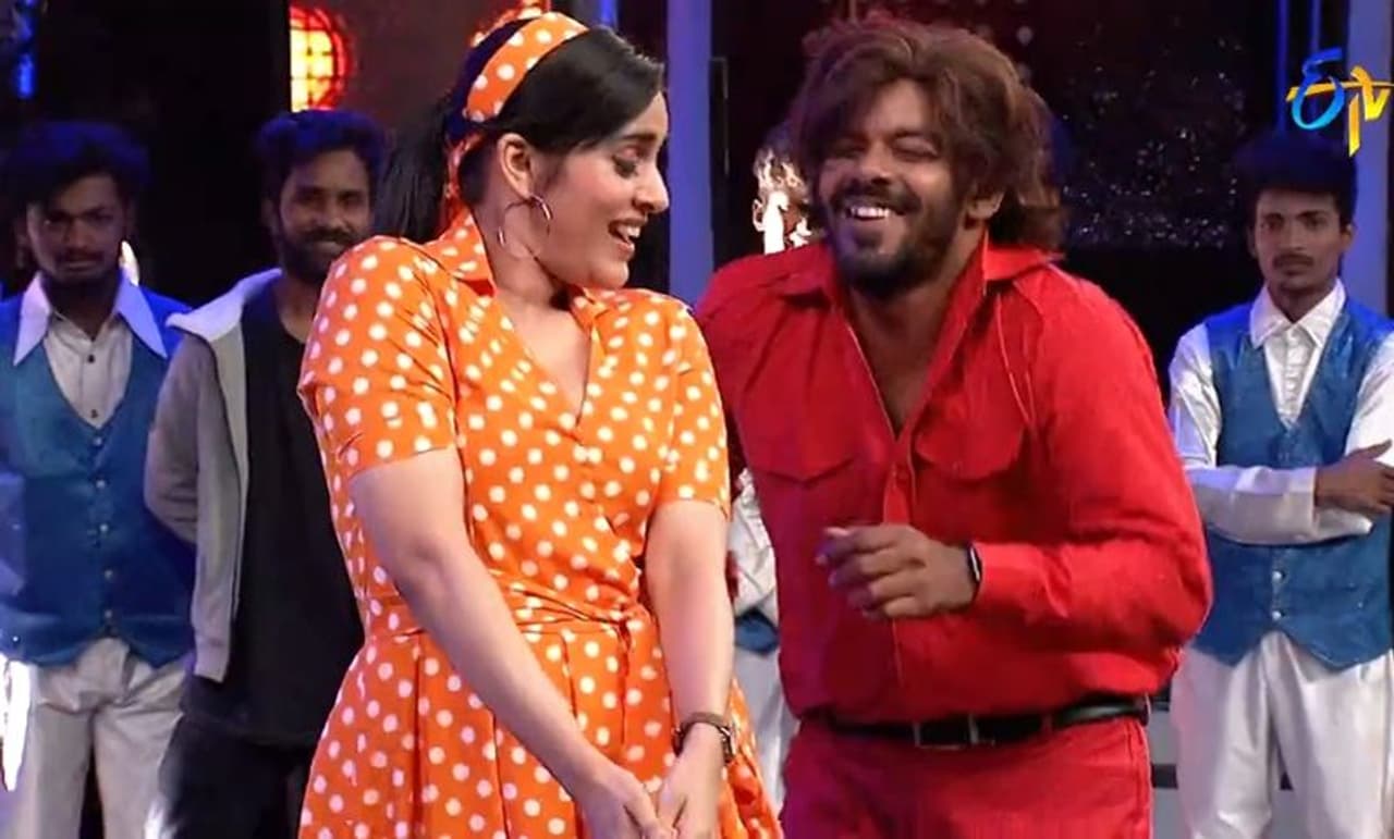 ఢీ షోలో రష్మీ, సుధీర్ రొమాన్స్ సక్సెస్ కావడంతో, షో నిర్వాహకులు వీరిద్దరిపై ప్రత్యేక ఫోకస్ పెట్టారు. ఢీ షోలో రష్మీ, సుధీర్ రొమాన్స్ సక్సెస్ కావడంతో, షో నిర్వాహకులు వీరిద్దరిపై ప్రత్యేక ఫోకస్ పెట్టారు.