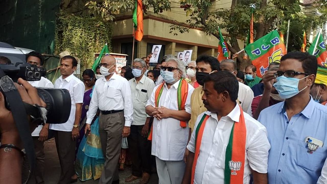 <p>நேற்று தமிழக பாஜக தலைமை அலுவலகமான கமலாலயத்தில் அக்கட்சியின் மாநில தலைவர் எல்.முருகனை நடிகர் ராம்குமாரும், அவருடைய மகன் துஷ்யந்தும் சந்தித்தனர். இன்று தேசிய பொதுச்செயலாளர் சி.டி.ரவி முன்னிலையில் அக்கட்சியில் இணைய உள்ளது குறித்து ஆலோசனை நடந்ததாகவும் கூறப்பட்டது.</p> <p>நேற்று தமிழக பாஜக தலைமை அலுவலகமான கமலாலயத்தில் அக்கட்சியின் மாநில தலைவர் எல்.முருகனை நடிகர் ராம்குமாரும், அவருடைய மகன் துஷ்யந்தும் சந்தித்தனர். இன்று தேசிய பொதுச்செயலாளர் சி.டி.ரவி முன்னிலையில் அக்கட்சியில் இணைய உள்ளது குறித்து ஆலோசனை நடந்ததாகவும் கூறப்பட்டது.</p>