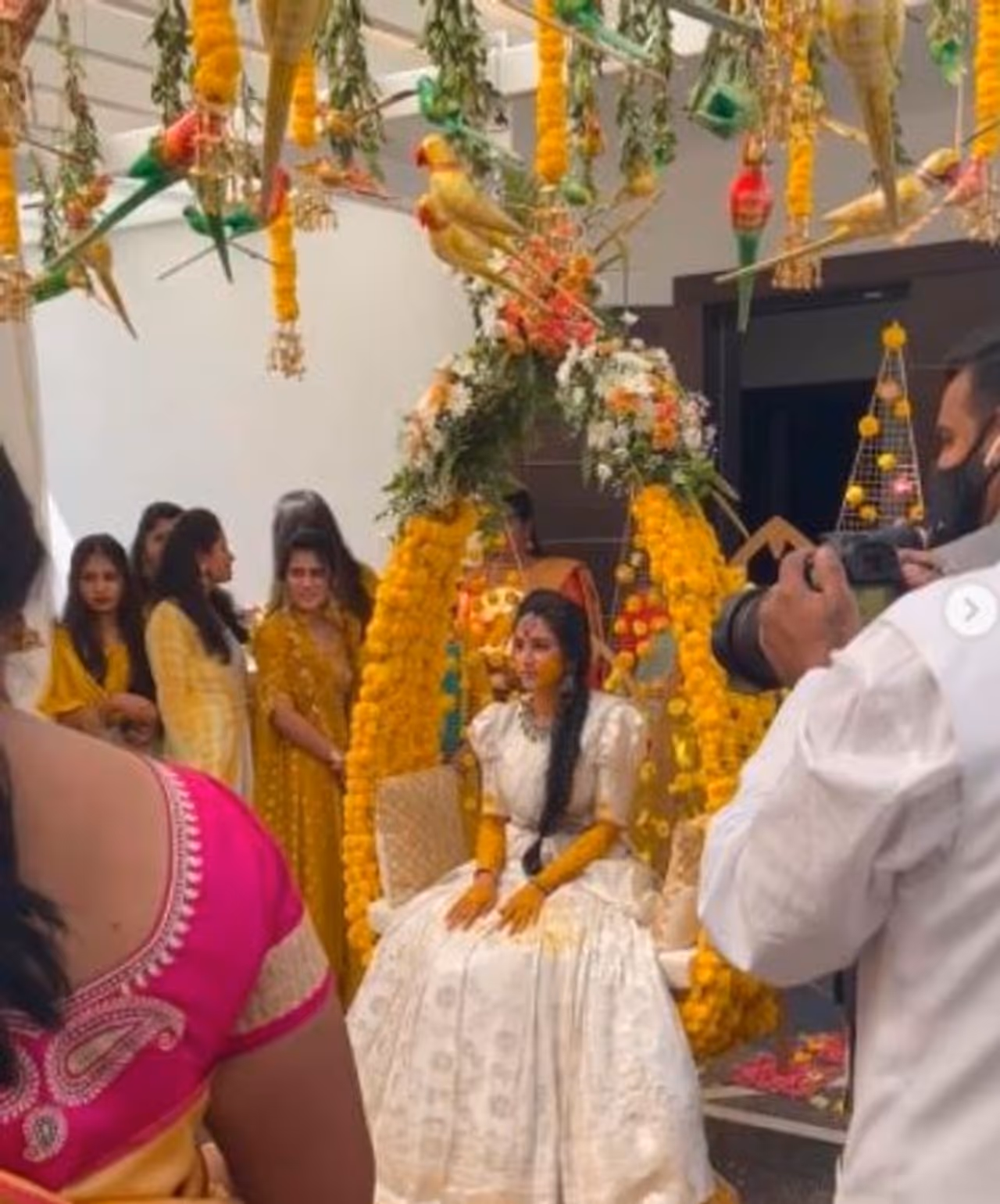 <p>ಸದಾಶಿವನಗರದ್ಲಿರುವ ನಿವಾಸದಲ್ಲಿ ಅರಿಶಿನ ಶಾಸ್ತ್ರ ನೆರವೇರಿದೆ. ಕೆಫೆ ಕಾಫಿ ಡೇ ಸಂಸ್ಥಾಪಕ ದಿ.ಸಿದ್ದಾರ್ಥ್ ಅವರ ಪುತ್ರ ಅಮಾರ್ಥ್ಯ ಹೆಗ್ಡೆ ಅವರೊಂದಿಗೆ ಐಶ್ವರ್ಯಾ ಸಪ್ತಪದಿ ತುಳಿಯಲಿದ್ದಾರೆ.</p> <p>ಸದಾಶಿವನಗರದ್ಲಿರುವ ನಿವಾಸದಲ್ಲಿ ಅರಿಶಿನ ಶಾಸ್ತ್ರ ನೆರವೇರಿದೆ. ಕೆಫೆ ಕಾಫಿ ಡೇ ಸಂಸ್ಥಾಪಕ ದಿ.ಸಿದ್ದಾರ್ಥ್ ಅವರ ಪುತ್ರ ಅಮಾರ್ಥ್ಯ ಹೆಗ್ಡೆ ಅವರೊಂದಿಗೆ ಐಶ್ವರ್ಯಾ ಸಪ್ತಪದಿ ತುಳಿಯಲಿದ್ದಾರೆ.</p>