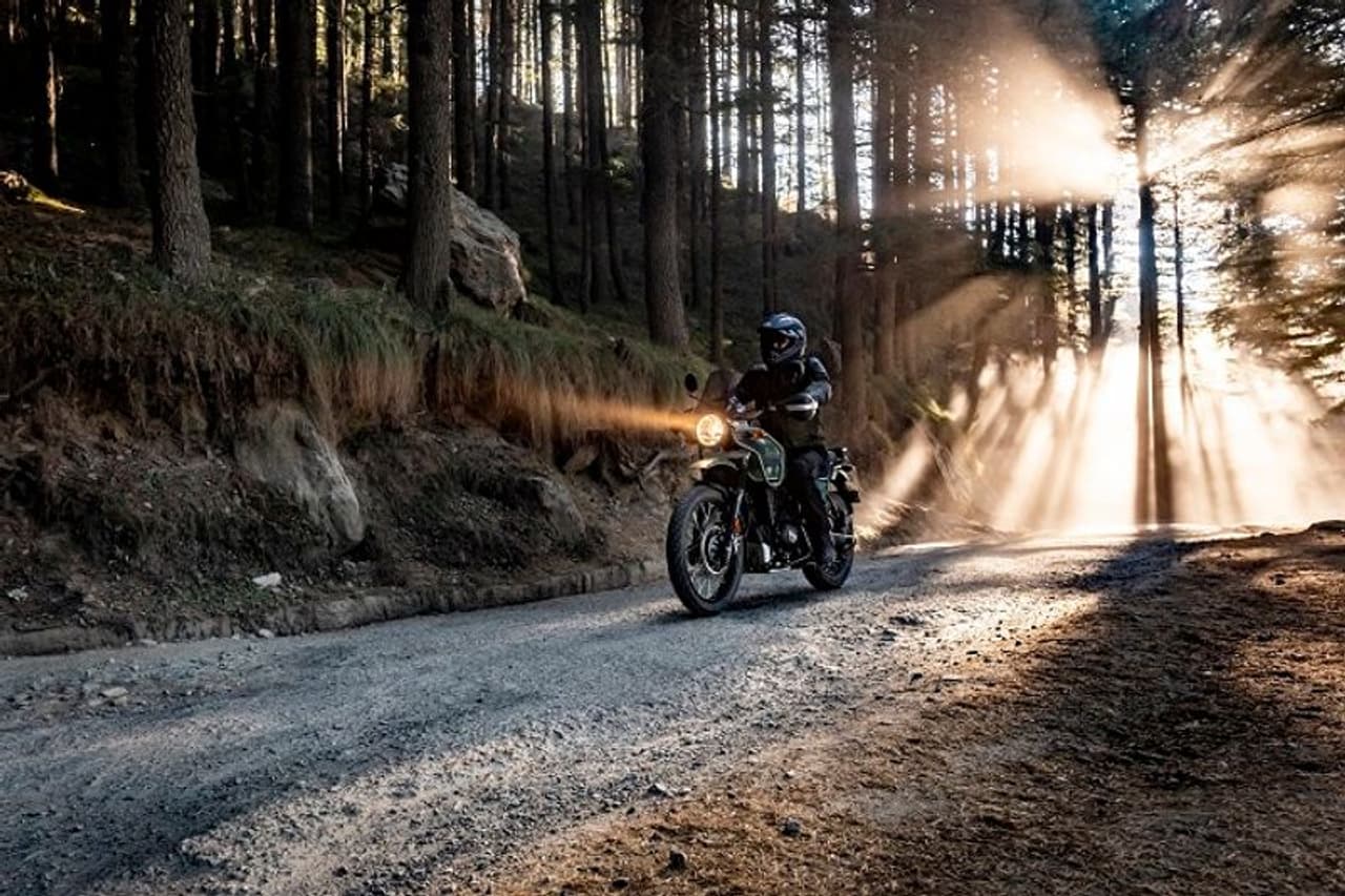 <p>ರಾಯಲ್ ಎನ್ಫೀಲ್ಡ್ ಇಂದು ಭಾರತ, ಯೂರೋಪ್ ಮತ್ತು ಯು.ಕೆ.ಗಳಲ್ಲಿ ದಿ ನ್ಯೂ ಹಿಮಾಲಯನ್ ಬೈಕ್ ಬಿಡುಗಡೆ ಮಾಡಿದೆ. ಹೊಸ ಬಣ್ಣ, ಹೊಸ ಫೀಚರ್ಸ್ ಸೇರಿದಂತೆ ಹಲವು ಬದಲಾವಣೆಯೊಂದಿಗೆ ನೂತನ ಹಿಮಾಲಯನ್ ಬೈಕ್ ಮಾರುಕಟ್ಟೆಗೆ ಲಗ್ಗೆ ಇಟ್ಟಿದೆ. ಹೊಸ ಮಾದರಿಯು ಸೀಟು, ರಿಯರ್ ಕ್ಯಾರಿಯರ್, ಫ್ರಂಟ್ ರ್ಯಾಕ್ ಮತ್ತು ಹೊಸ ವಿಂಡ್ಸ್ಕ್ರೀನ್ನಲ್ಲಿ ಹಲವಾರು ಅಪ್ಗ್ರೇಡ್ಗಳನ್ನು ಮಾಡಿದ್ದು ಮತ್ತಷ್ಟು ಸಮರ್ಥ ಮತ್ತು ಅನುಕೂಲಕರ ವೈವಿಧ್ಯಮಯ ಸಾಹಸ ರೈಡಿಂಗ್ ನೀಡಲಿದೆ. </p> <p>ರಾಯಲ್ ಎನ್ಫೀಲ್ಡ್ ಇಂದು ಭಾರತ, ಯೂರೋಪ್ ಮತ್ತು ಯು.ಕೆ.ಗಳಲ್ಲಿ ದಿ ನ್ಯೂ ಹಿಮಾಲಯನ್ ಬೈಕ್ ಬಿಡುಗಡೆ ಮಾಡಿದೆ. ಹೊಸ ಬಣ್ಣ, ಹೊಸ ಫೀಚರ್ಸ್ ಸೇರಿದಂತೆ ಹಲವು ಬದಲಾವಣೆಯೊಂದಿಗೆ ನೂತನ ಹಿಮಾಲಯನ್ ಬೈಕ್ ಮಾರುಕಟ್ಟೆಗೆ ಲಗ್ಗೆ ಇಟ್ಟಿದೆ. ಹೊಸ ಮಾದರಿಯು ಸೀಟು, ರಿಯರ್ ಕ್ಯಾರಿಯರ್, ಫ್ರಂಟ್ ರ್ಯಾಕ್ ಮತ್ತು ಹೊಸ ವಿಂಡ್ಸ್ಕ್ರೀನ್ನಲ್ಲಿ ಹಲವಾರು ಅಪ್ಗ್ರೇಡ್ಗಳನ್ನು ಮಾಡಿದ್ದು ಮತ್ತಷ್ಟು ಸಮರ್ಥ ಮತ್ತು ಅನುಕೂಲಕರ ವೈವಿಧ್ಯಮಯ ಸಾಹಸ ರೈಡಿಂಗ್ ನೀಡಲಿದೆ. </p>