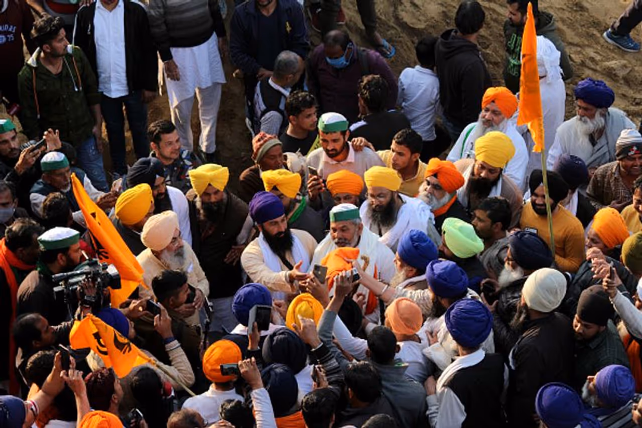 <p style="text align: justify;">ರೈತ ಪ್ರತಿಭಟನೆ ಕುರಿತು ವಿದೇಶಿ ಸೆಲೆಬ್ರೆಟಿಗಳ ಪಿತೂರಿಗೆ ಭಾರತೀಯ ಸೆಲೆಬ್ರೆಟಿಗಳು ತಕ್ಕ ತಿರುಗೇಟು ನೀಡಿದ್ದರು. ಭಾರತದ ಆತಂತರಿಕ ವಿಚಾರದಲ್ಲಿ ಮೂಗುತೂರಿಸಬೇಡಿ, ಭಾರತೀರೆಲ್ಲ ಒಗ್ಗಟ್ಟಿನಿಂದ ಇರೋಣ ಎಂದು ಕರೆ ನೀಡಿದ್ದರು.</p>