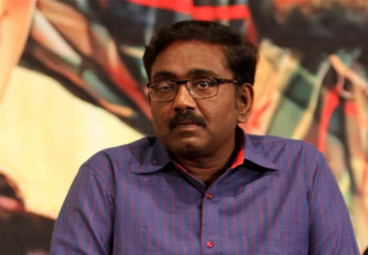 <p>கொரோனா தொற்று காரணமாக திரையுலகினர் அடுத்தடுத்து பாதிக்கப்படுவது பலரையும் அதிர்ச்சியில் ஆழ்த்தியுள்ளது. பாலிவுட் டூ கோலிவுட் வரை பாகுபாடு பார்க்காமல் திரையுலகினரை கொரோனா வைரஸ் மிரட்டி வருகிறது.&nbsp;</p>