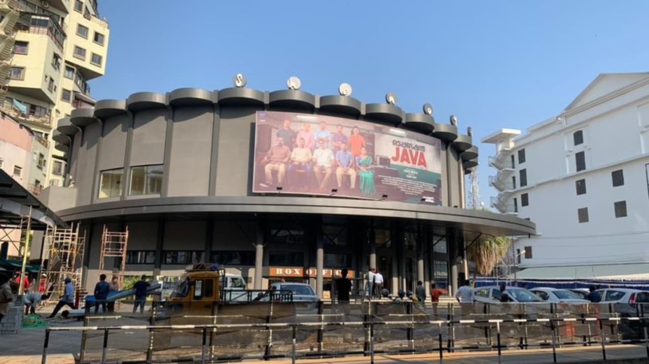 <p>അതെ, കൊച്ചിയുടെ ചരിത്രത്തിനൊപ്പം നടന്ന ഷേണായീസ് തീയറ്റര് ന്യൂജെന്നായി കാലത്തിനൊപ്പം സഞ്ചരിക്കാനായി തിരിച്ചെത്തിയിരിക്കുന്നു. അഞ്ച് സ്ക്രീനുകളിലായി ഇരുപത് കോടി രൂപയിലധികം ചിലവിട്ട് നവീകരിച്ച തിയറ്റർ സമുച്ചയം ഇന്ന് മുതൽ സിനിമാ പ്രേമികള്ക്കായി തുറക്കും. <em>(കൂടുതല് ചിത്രങ്ങള് കാണാന് <strong>Read More </strong> ല് ക്ലിക്ക് ചെയ്യുക.)</em></p> <p>അതെ, കൊച്ചിയുടെ ചരിത്രത്തിനൊപ്പം നടന്ന ഷേണായീസ് തീയറ്റര് ന്യൂജെന്നായി കാലത്തിനൊപ്പം സഞ്ചരിക്കാനായി തിരിച്ചെത്തിയിരിക്കുന്നു. അഞ്ച് സ്ക്രീനുകളിലായി ഇരുപത് കോടി രൂപയിലധികം ചിലവിട്ട് നവീകരിച്ച തിയറ്റർ സമുച്ചയം ഇന്ന് മുതൽ സിനിമാ പ്രേമികള്ക്കായി തുറക്കും. <em>(കൂടുതല് ചിത്രങ്ങള് കാണാന് <strong>Read More </strong> ല് ക്ലിക്ക് ചെയ്യുക.)</em></p>