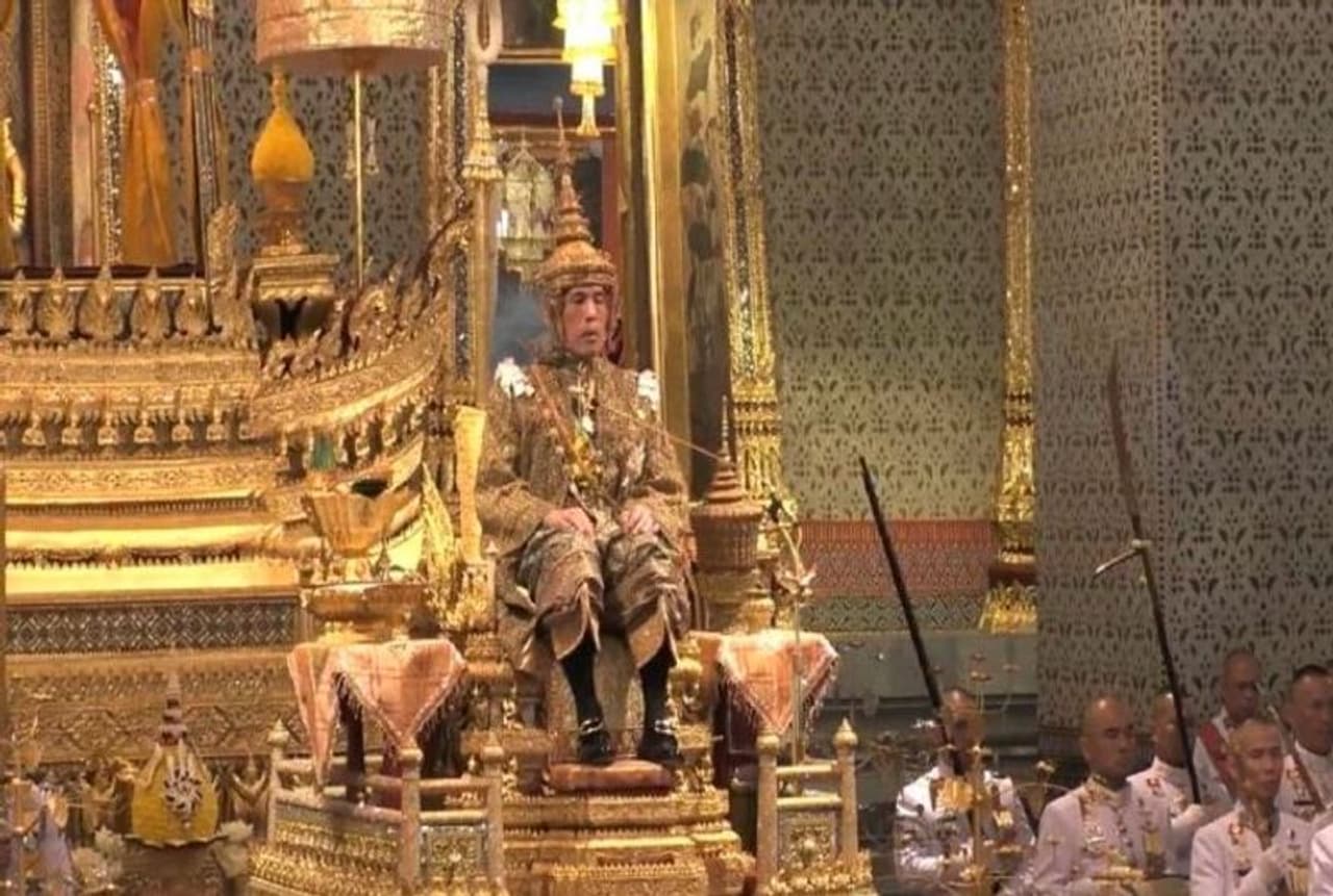 <p> అతని అంత్యక్రియలకు సుమారు 600 కోట్ల రూపాయలు ఖర్చు చేసినట్లు ఒక నివేదిక తెలిపింది. అతని శవాన్ని బంగారు రథంపై శ్మశానవాటికకు తీసుకెళ్లారు. వజిరాలోంగ్కోన్ రాజు గురించి కొన్ని ప్రత్యేక విషయాలు తెలుసుకుందాం ... <br /> </p> <p> అతని అంత్యక్రియలకు సుమారు 600 కోట్ల రూపాయలు ఖర్చు చేసినట్లు ఒక నివేదిక తెలిపింది. అతని శవాన్ని బంగారు రథంపై శ్మశానవాటికకు తీసుకెళ్లారు. వజిరాలోంగ్కోన్ రాజు గురించి కొన్ని ప్రత్యేక విషయాలు తెలుసుకుందాం ... <br /> </p>