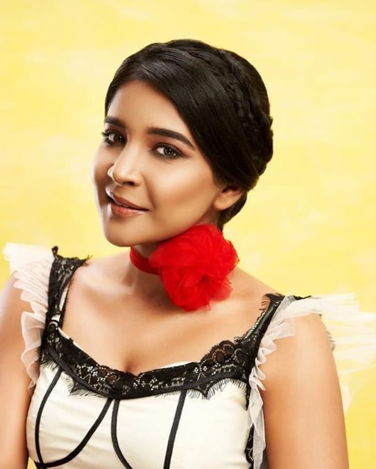 <p>விஜய் தொலைக்காட்சியில் ஒளிபரப்பான பிக்பாஸ் நிகழ்ச்சி மூலமாக பிரபலமானவர் சாக்ஷி அகர்வால். அதற்கு முன்னதாக ‘காலா’,‘விஸ்வாசம்’ என டாப் ஸ்டார்களின் படங்களில் தலை காட்டி இருந்தாலும் சாக்ஷிக்கு அட்ரஸ் கொடுத்தது என்னவோ பிக்பாஸ் நிகழ்ச்சி தான்.<br /> </p> <p>விஜய் தொலைக்காட்சியில் ஒளிபரப்பான பிக்பாஸ் நிகழ்ச்சி மூலமாக பிரபலமானவர் சாக்ஷி அகர்வால். அதற்கு முன்னதாக ‘காலா’,‘விஸ்வாசம்’ என டாப் ஸ்டார்களின் படங்களில் தலை காட்டி இருந்தாலும் சாக்ஷிக்கு அட்ரஸ் கொடுத்தது என்னவோ பிக்பாஸ் நிகழ்ச்சி தான்.<br /> </p>