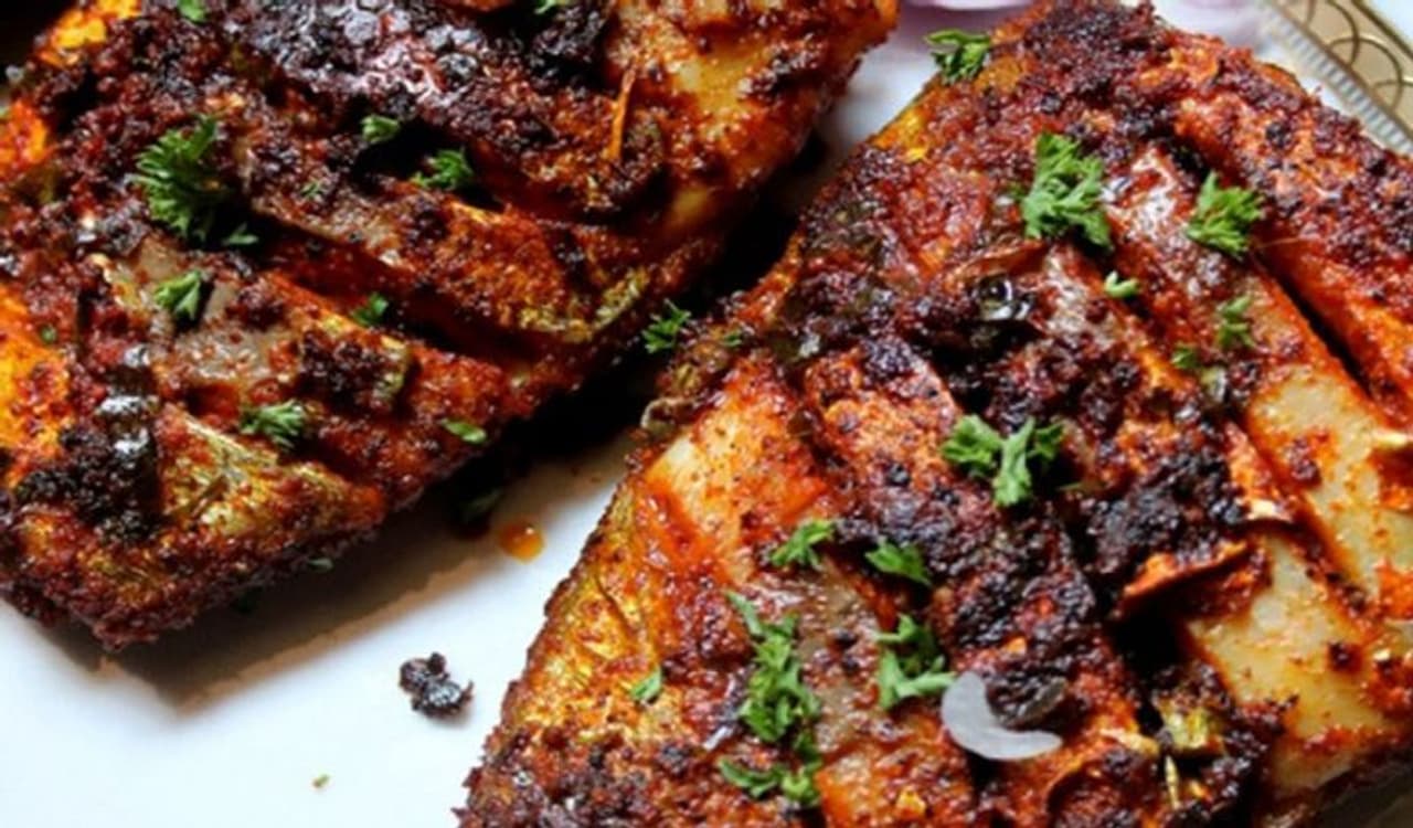 <p>ಈ ಕೊರೊನಾ ಅವಧಿಯಲ್ಲಿ, ಒತ್ತಡವನ್ನು ನಿವಾರಿಸಲು ಬಯಸಿದರೆ, ಖಂಡಿತವಾಗಿಯೂ ಮೀನು ಮಿಸ್ ಮಾಡದೇ ಸೇವಿಸಿ. ಇದು ವಿಚಿತ್ರ ಎನಿಸಬಹುದು. ಆದರೆ ಬಂಗಾಳ, ಅಸ್ಸಾಂ ಮತ್ತು ಭಾರತದ ಕರಾವಳಿ ಪ್ರದೇಶಗಳಲ್ಲಿ, ಜನರು ಮೀನುಗಳಿಗೆ ಆಹಾರವಾಗಿ ವಿಶೇಷ ಪ್ರಾಮುಖ್ಯತೆ ನೀಡುತ್ತಾರೆ. ಮೀನಿನ ಖಾದ್ಯ ತಯಾರಿಕೆಯೂ ಸುಲಭ, ಏಕೆಂದರೆ ಮೀನು ಮಾಂಸ ಸಾಕಷ್ಟು ವೇಗವಾಗಿ ಬೇಯುತ್ತದೆ. ಇದನ್ನು ಅನ್ನ ಮತ್ತು ರೊಟ್ಟಿಯೊಂದಿಗೆ ಸುಲಭವಾಗಿ ತಿನ್ನಬಹುದು. ಮೀನು ಆರೋಗ್ಯವನ್ನು ಕಾಪಾಡುತ್ತದೆ. ಮೀನು ತಿನ್ನುವುದು ಆರೋಗ್ಯಕ್ಕೆ ಏಕೆ ಅಗತ್ಯ ಎಂದು ತಿಳಿಯಿರಿ.. </p> <p>ಈ ಕೊರೊನಾ ಅವಧಿಯಲ್ಲಿ, ಒತ್ತಡವನ್ನು ನಿವಾರಿಸಲು ಬಯಸಿದರೆ, ಖಂಡಿತವಾಗಿಯೂ ಮೀನು ಮಿಸ್ ಮಾಡದೇ ಸೇವಿಸಿ. ಇದು ವಿಚಿತ್ರ ಎನಿಸಬಹುದು. ಆದರೆ ಬಂಗಾಳ, ಅಸ್ಸಾಂ ಮತ್ತು ಭಾರತದ ಕರಾವಳಿ ಪ್ರದೇಶಗಳಲ್ಲಿ, ಜನರು ಮೀನುಗಳಿಗೆ ಆಹಾರವಾಗಿ ವಿಶೇಷ ಪ್ರಾಮುಖ್ಯತೆ ನೀಡುತ್ತಾರೆ. ಮೀನಿನ ಖಾದ್ಯ ತಯಾರಿಕೆಯೂ ಸುಲಭ, ಏಕೆಂದರೆ ಮೀನು ಮಾಂಸ ಸಾಕಷ್ಟು ವೇಗವಾಗಿ ಬೇಯುತ್ತದೆ. ಇದನ್ನು ಅನ್ನ ಮತ್ತು ರೊಟ್ಟಿಯೊಂದಿಗೆ ಸುಲಭವಾಗಿ ತಿನ್ನಬಹುದು. ಮೀನು ಆರೋಗ್ಯವನ್ನು ಕಾಪಾಡುತ್ತದೆ. ಮೀನು ತಿನ್ನುವುದು ಆರೋಗ್ಯಕ್ಕೆ ಏಕೆ ಅಗತ್ಯ ಎಂದು ತಿಳಿಯಿರಿ.. </p>