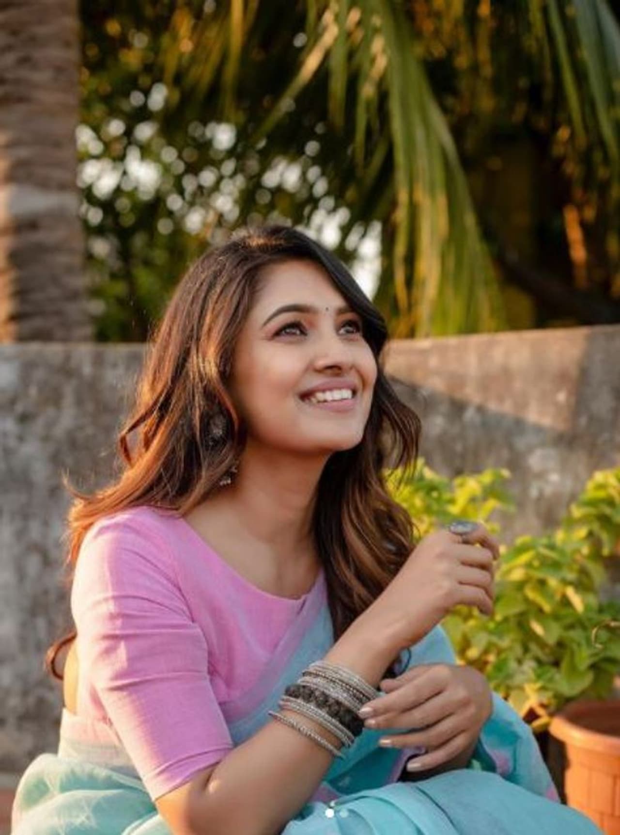 <p>விமானப் பணிப்பெண்ணாக பணியாற்றி மெல்ல சின்னத்திரையில் கால்பதித்து, தற்போது வெள்ளித்திரையில் மிளிரும் வாய்ப்புக்கள் எல்லாம் அனைவருக்கும் எளிதில் கிடைத்துவிடாது.</p> <p>விமானப் பணிப்பெண்ணாக பணியாற்றி மெல்ல சின்னத்திரையில் கால்பதித்து, தற்போது வெள்ளித்திரையில் மிளிரும் வாய்ப்புக்கள் எல்லாம் அனைவருக்கும் எளிதில் கிடைத்துவிடாது.</p>