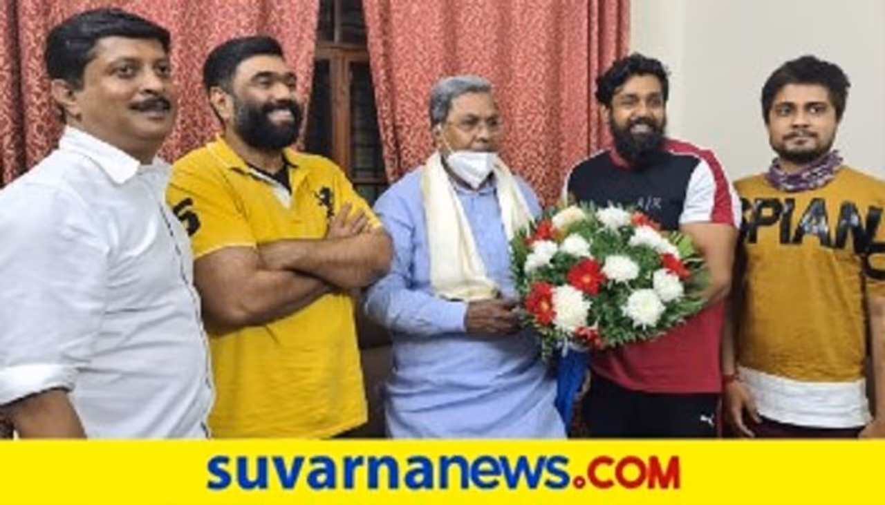 <p>ವಿಪಕ್ಷ ನಾಯಕ, ಕಾಂಗ್ರೆಸ್ ಮುಖಂಡ ಸಿದ್ದರಾಮಯ್ಯ ಅವರನ್ನು ಪೊಗರು ಚಿತ್ರತಂಡ ಭೇಟಿ ಮಾಡಿದೆ.</p>