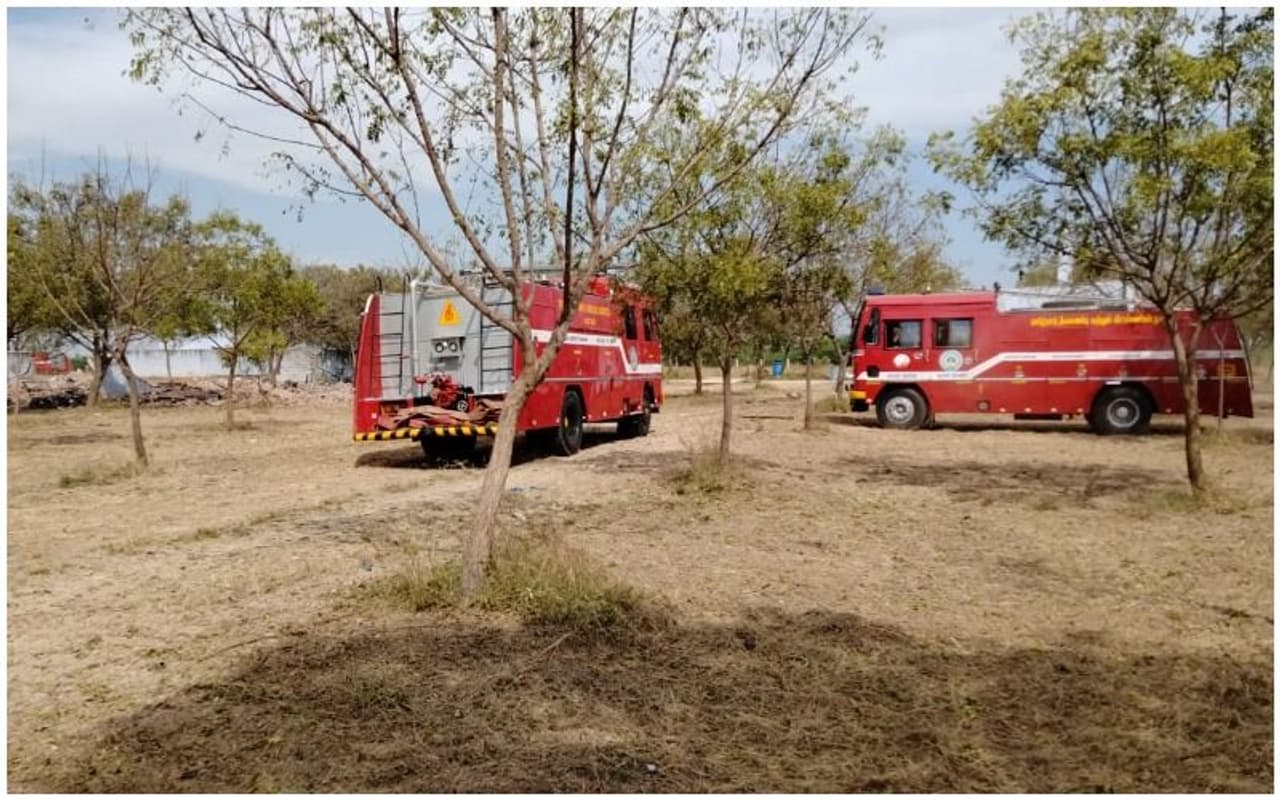 <p>തമിഴ്നാട് വിരുതു നഗര് ജില്ലയിലെ പടക്കനിര്മ്മാണത്തിന് പേരുകേട്ട ശിവകാശിക്ക് സമീപത്തെ സാത്തൂറില് ശ്രീ മാരിയമ്മാള് പടക്കനിര്മ്മാണ ശാലയില് ഇന്നലെ ഉച്ചയ്ക്ക് പടക്ക നിര്മ്മാണത്തിനിടെയാണ് സ്ഫോടനം ഉണ്ടായത്. <em>(കൂടുതല് ചിത്രങ്ങള്ക്ക് <strong>Read More</strong> ല് ക്ലിക്ക് ചെയ്യുക.)</em></p> <p>തമിഴ്നാട് വിരുതു നഗര് ജില്ലയിലെ പടക്കനിര്മ്മാണത്തിന് പേരുകേട്ട ശിവകാശിക്ക് സമീപത്തെ സാത്തൂറില് ശ്രീ മാരിയമ്മാള് പടക്കനിര്മ്മാണ ശാലയില് ഇന്നലെ ഉച്ചയ്ക്ക് പടക്ക നിര്മ്മാണത്തിനിടെയാണ് സ്ഫോടനം ഉണ്ടായത്. <em>(കൂടുതല് ചിത്രങ്ങള്ക്ക് <strong>Read More</strong> ല് ക്ലിക്ക് ചെയ്യുക.)</em></p>