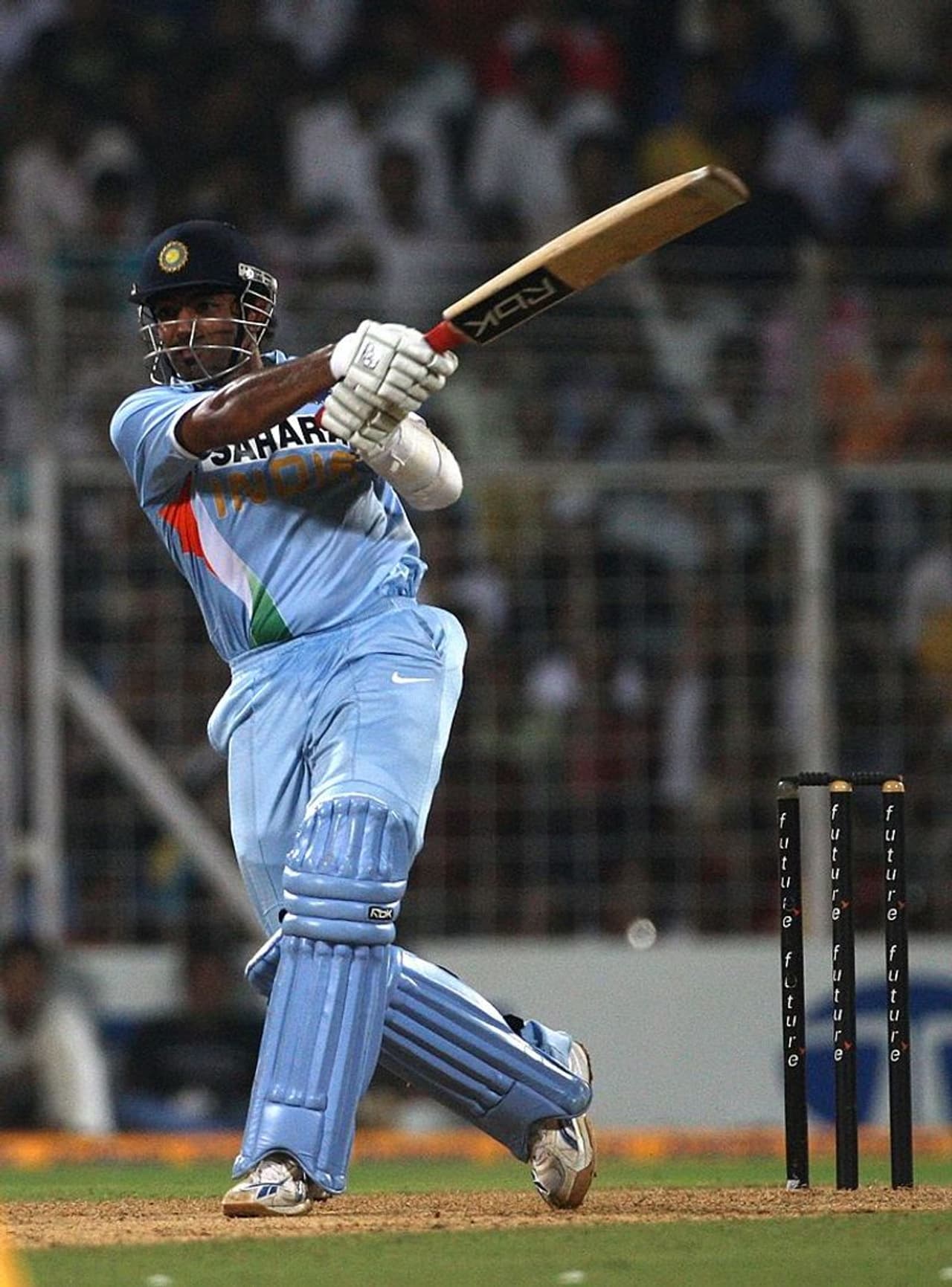 <p>2006లో ఇండోర్లో ఇంగ్లాండ్తో జరిగిన ఆఖరి వన్డేలో రాహుల్ ద్రావిడ్తో కలిసి ఓపెనర్గా బరిలో దిగాడు కర్ణాటక యంగ్ బ్యాట్స్మెన్ రాబిన్ ఊతప్ప. 288 పరుగుల లక్ష్యచేధనలో 96 బంతుల్లో 86 పరుగులు చేసి అదరగొట్టాడు. అప్పటికే ఓ భారత ప్లేయర్కి ఆరంగ్రేట మ్యాచ్లో ఇదే అత్యధిక స్కోరు...</p> <p>2006లో ఇండోర్లో ఇంగ్లాండ్తో జరిగిన ఆఖరి వన్డేలో రాహుల్ ద్రావిడ్తో కలిసి ఓపెనర్గా బరిలో దిగాడు కర్ణాటక యంగ్ బ్యాట్స్మెన్ రాబిన్ ఊతప్ప. 288 పరుగుల లక్ష్యచేధనలో 96 బంతుల్లో 86 పరుగులు చేసి అదరగొట్టాడు. అప్పటికే ఓ భారత ప్లేయర్కి ఆరంగ్రేట మ్యాచ్లో ఇదే అత్యధిక స్కోరు...</p>