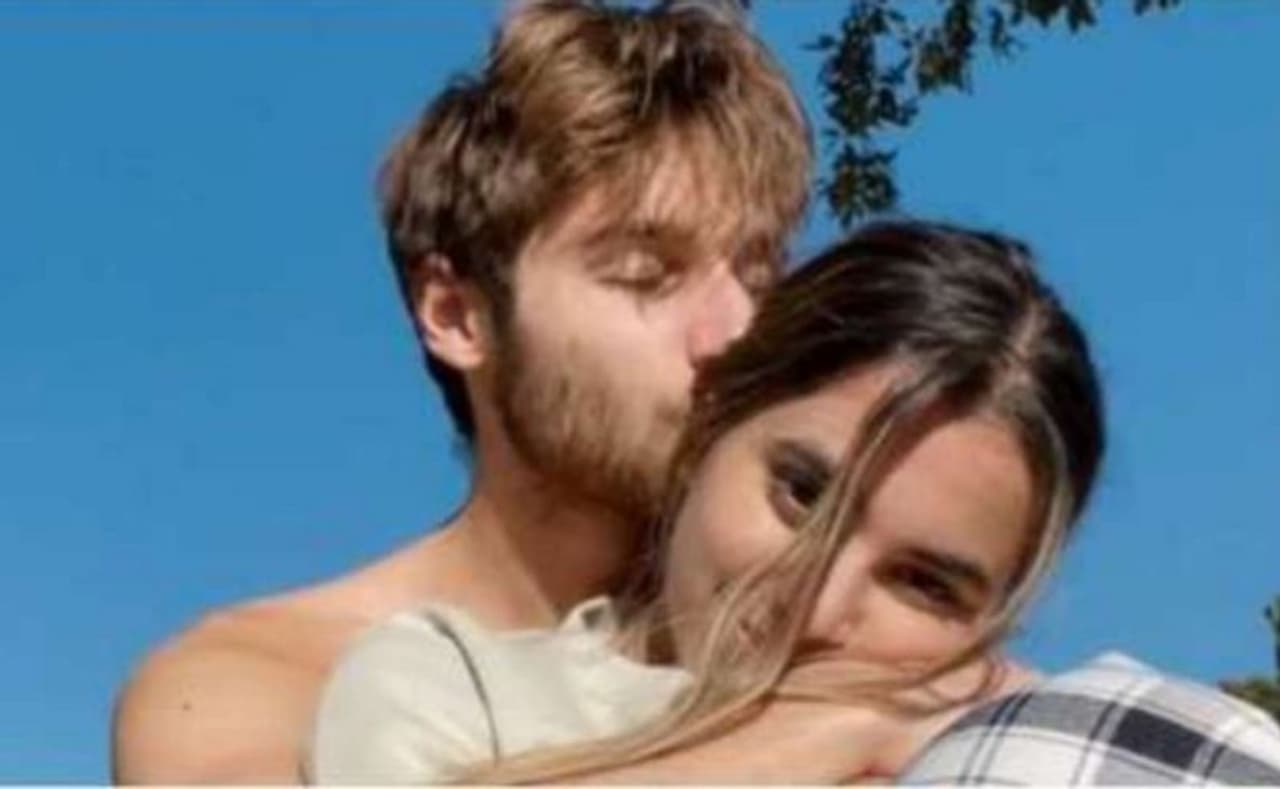 <p>ಕಿವಿಯ ಮುತ್ತಿಡುವುದು ರೊಮ್ಯಾನ್ಸ್ಗೆ ಮುನ್ನುಡಿಯ. ಈ ರೀತಿಯ ಕಿಸ್ ರೋಮ್ಯಾಂಟಿಕ್ ಆಗಿದೆ. ಕಿವಿಗಳು ನಿಮ್ಮ ಸಂಗಾತಿಯನ್ನು ಪ್ರಚೋದಿಸುವ ಅತ್ಯಂತ ಸೂಕ್ಷ್ಮ ಭಾಗವಾಗಿದೆ.</p> <p>ಕಿವಿಯ ಮುತ್ತಿಡುವುದು ರೊಮ್ಯಾನ್ಸ್ಗೆ ಮುನ್ನುಡಿಯ. ಈ ರೀತಿಯ ಕಿಸ್ ರೋಮ್ಯಾಂಟಿಕ್ ಆಗಿದೆ. ಕಿವಿಗಳು ನಿಮ್ಮ ಸಂಗಾತಿಯನ್ನು ಪ್ರಚೋದಿಸುವ ಅತ್ಯಂತ ಸೂಕ್ಷ್ಮ ಭಾಗವಾಗಿದೆ.</p>