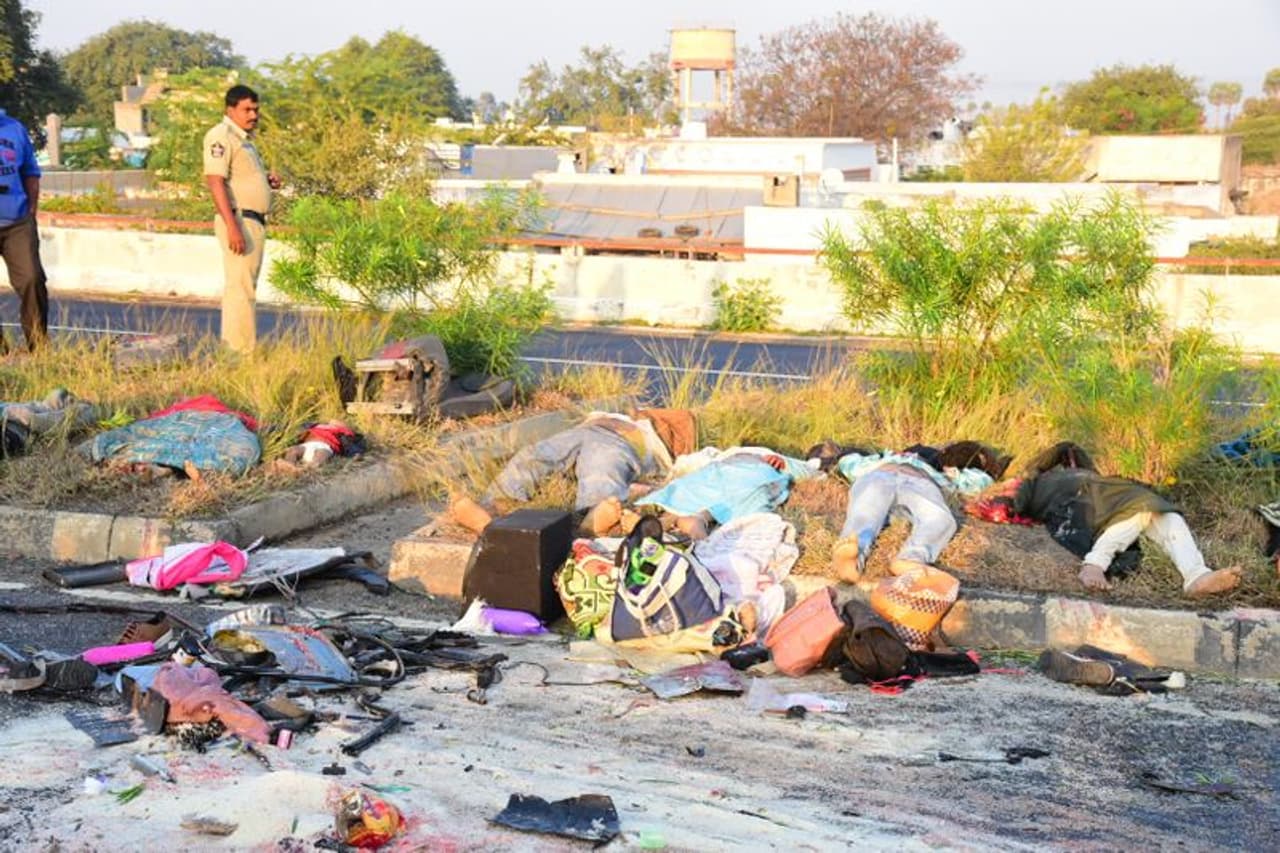 కర్నూల్ రోడ్డు ప్రమాదం... సంఘటనా స్థలంలో దృశ్యాలు కర్నూల్ రోడ్డు ప్రమాదం... సంఘటనా స్థలంలో దృశ్యాలు