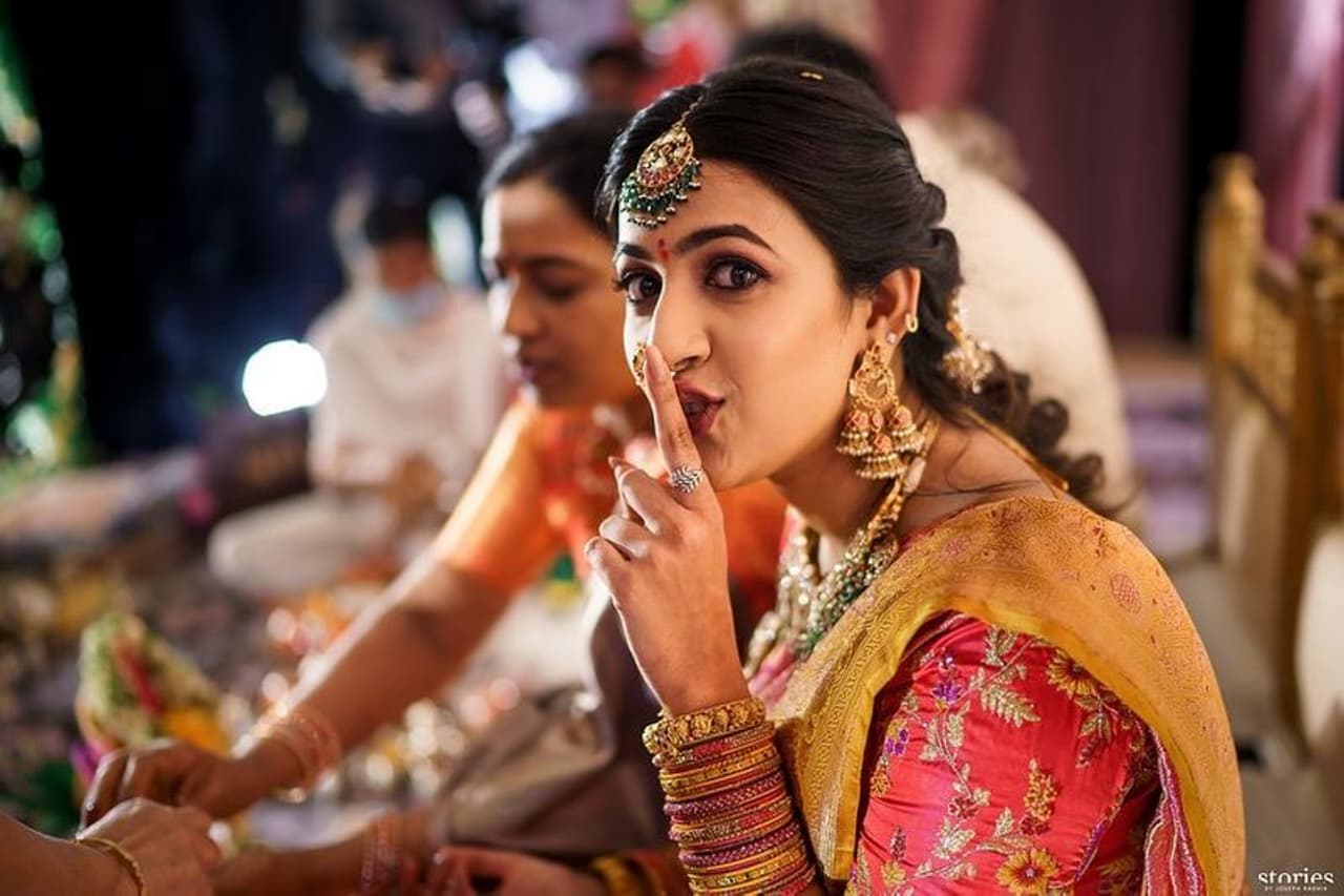 <p>నిహారిక పెళ్లి రోజున ఆమె తల్లి పద్మజ కొణిదెల తీవ్ర జ్వరంతో బాధపడుతోందట. అయితే ఎక్కడా ఆ విషయం బయటపడకుండా కూతురి విహహంలో చురుగ్గా పాల్గొందట.. ఈ విషయాన్ని ఇన్స్టాగ్రామ్ ద్వారా తెలియచేసింది నిహారిక...</p> <p>నిహారిక పెళ్లి రోజున ఆమె తల్లి పద్మజ కొణిదెల తీవ్ర జ్వరంతో బాధపడుతోందట. అయితే ఎక్కడా ఆ విషయం బయటపడకుండా కూతురి విహహంలో చురుగ్గా పాల్గొందట.. ఈ విషయాన్ని ఇన్స్టాగ్రామ్ ద్వారా తెలియచేసింది నిహారిక...</p>