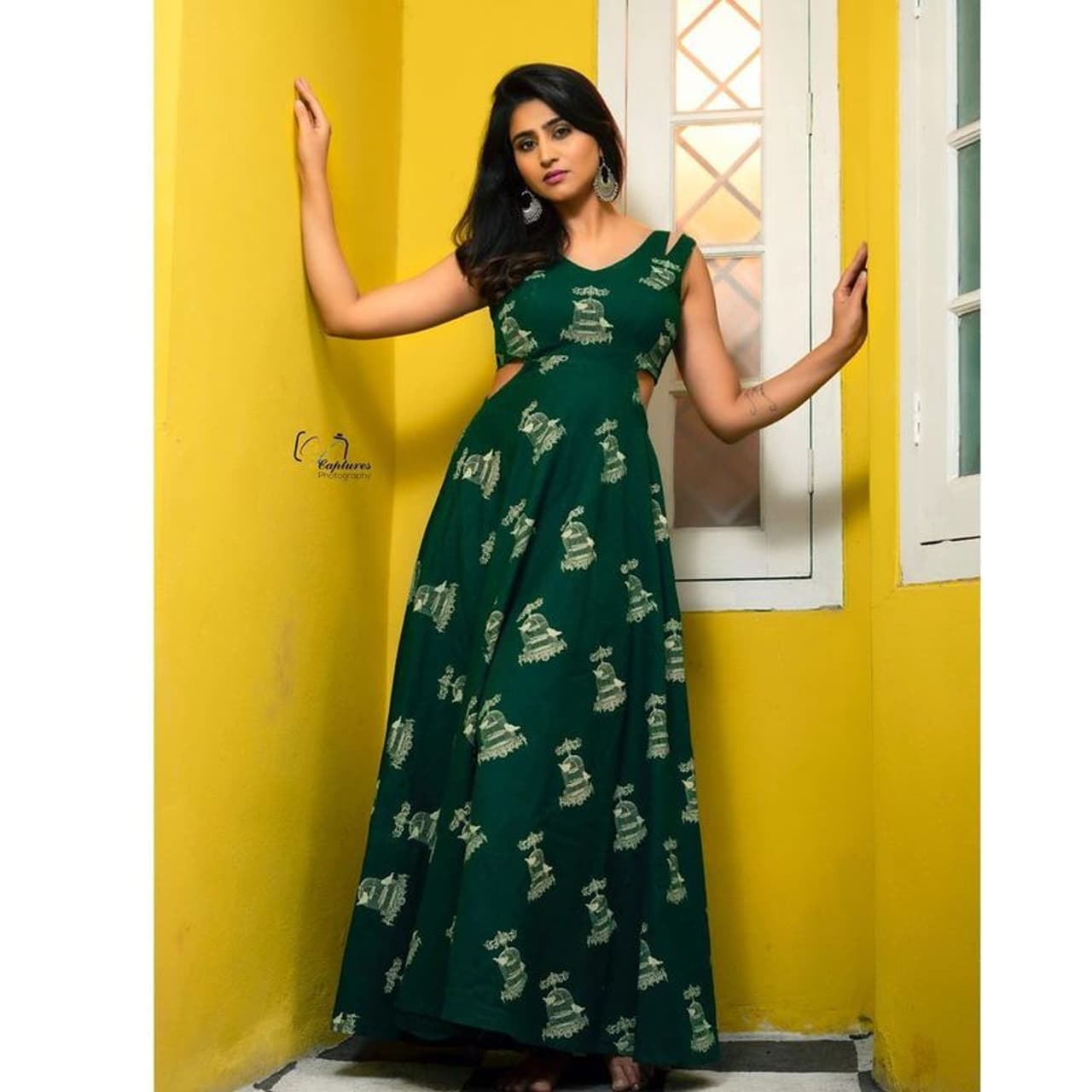 వర్షిణి `ఢీ` షోతో పాపులర్ అయిన విషయం తెలిసిందే. దాన్నుంచి తప్పుకున్నాక స్టార్మాలో ఓ క్రేజీ షో చేస్తుంది. వర్షిణి `ఢీ` షోతో పాపులర్ అయిన విషయం తెలిసిందే. దాన్నుంచి తప్పుకున్నాక స్టార్మాలో ఓ క్రేజీ షో చేస్తుంది.