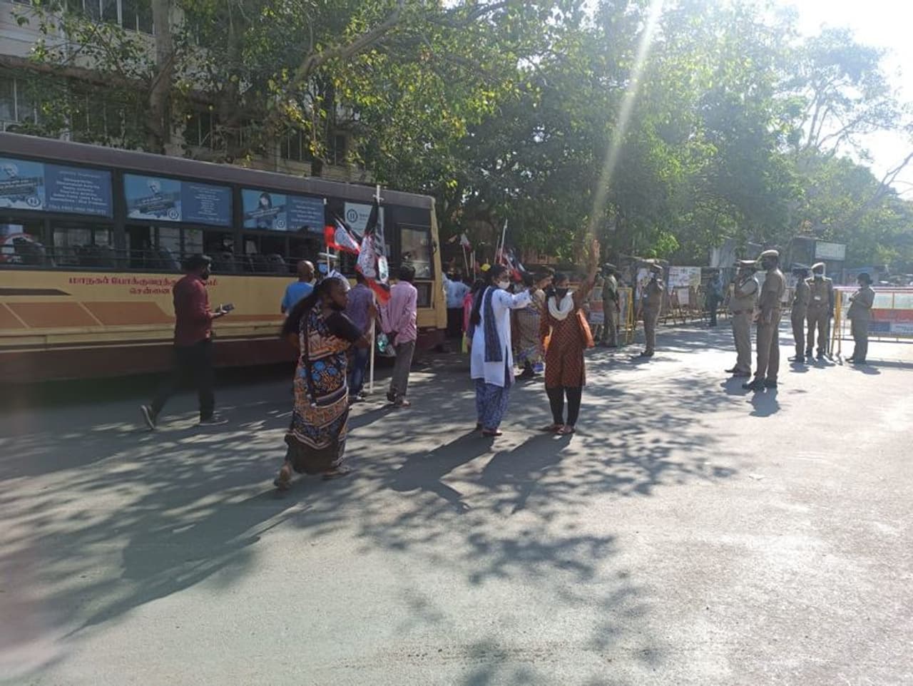 <p>பாரத பிரதமரை வரவேற்க பேருந்துகளில் வரும் அதிமுக கட்சியினர் </p> <p>பாரத பிரதமரை வரவேற்க பேருந்துகளில் வரும் அதிமுக கட்சியினர் </p>