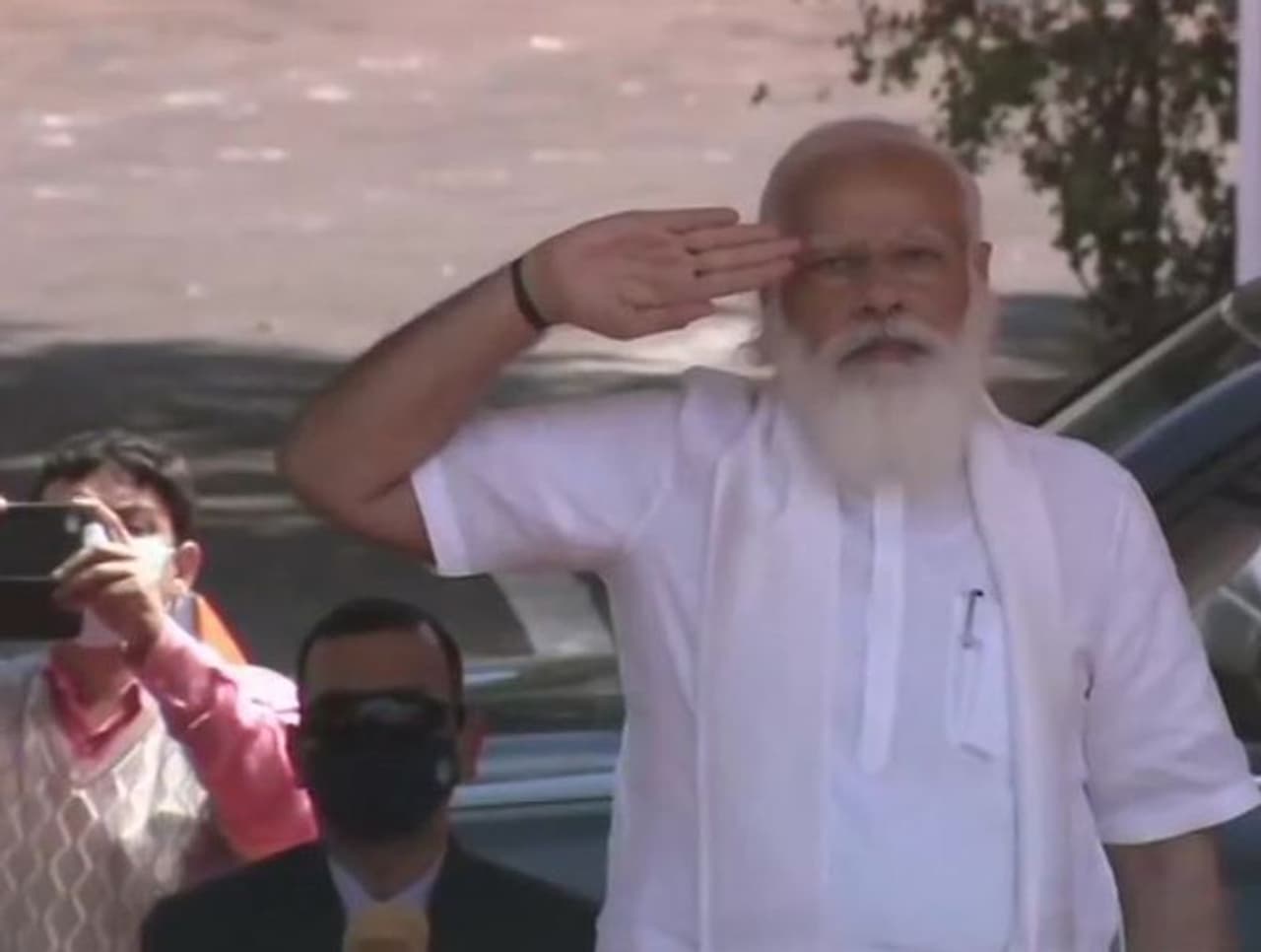 <p>பல்வேறு நலத்திட்டங்களை தொடங்கி வைக்க இன்று காலை 7.50 மணிக்கு இந்திய விமான படைக்கு சொந்தமான தனி விமானத்தில் டெல்லியில் இருந்து புறப்பட்டு, 10.35 மணிக்கு சென்னை பழைய விமான நிலையம் வந்தடைந்தார். அங்கு அவரை ஆளுநர் பன்வாரிலால் புரோகித், முதல்வர் எடப்பாடி பழனிசாமி, துணை முதல்வர் ஓ.பன்னீர்செல்வம் மற்றும் அமைச்சர்கள் வரவேற்றனர். </p> <p>பல்வேறு நலத்திட்டங்களை தொடங்கி வைக்க இன்று காலை 7.50 மணிக்கு இந்திய விமான படைக்கு சொந்தமான தனி விமானத்தில் டெல்லியில் இருந்து புறப்பட்டு, 10.35 மணிக்கு சென்னை பழைய விமான நிலையம் வந்தடைந்தார். அங்கு அவரை ஆளுநர் பன்வாரிலால் புரோகித், முதல்வர் எடப்பாடி பழனிசாமி, துணை முதல்வர் ஓ.பன்னீர்செல்வம் மற்றும் அமைச்சர்கள் வரவேற்றனர். </p>