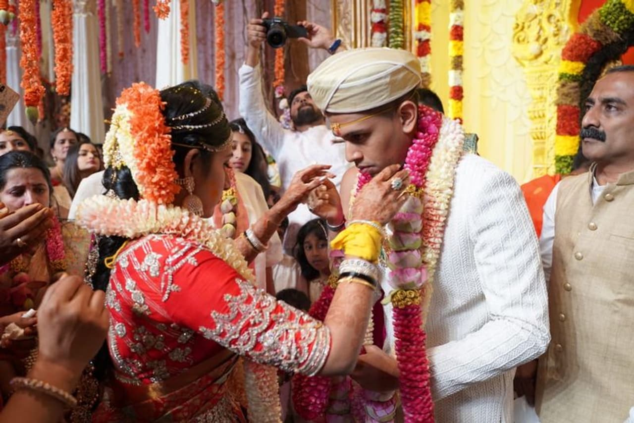 <p>ಅದ್ದೂರಿಯಾಗಿ ನಡೆದ ಮದುವೆಯಲ್ಲಿ ಶಾಸ್ತ್ರೋಕ್ತವಾಗಿ ಇಬ್ಬರೂ ಸಪ್ತಪದಿ ತುಳಿದಿದ್ದಾರೆ</p>