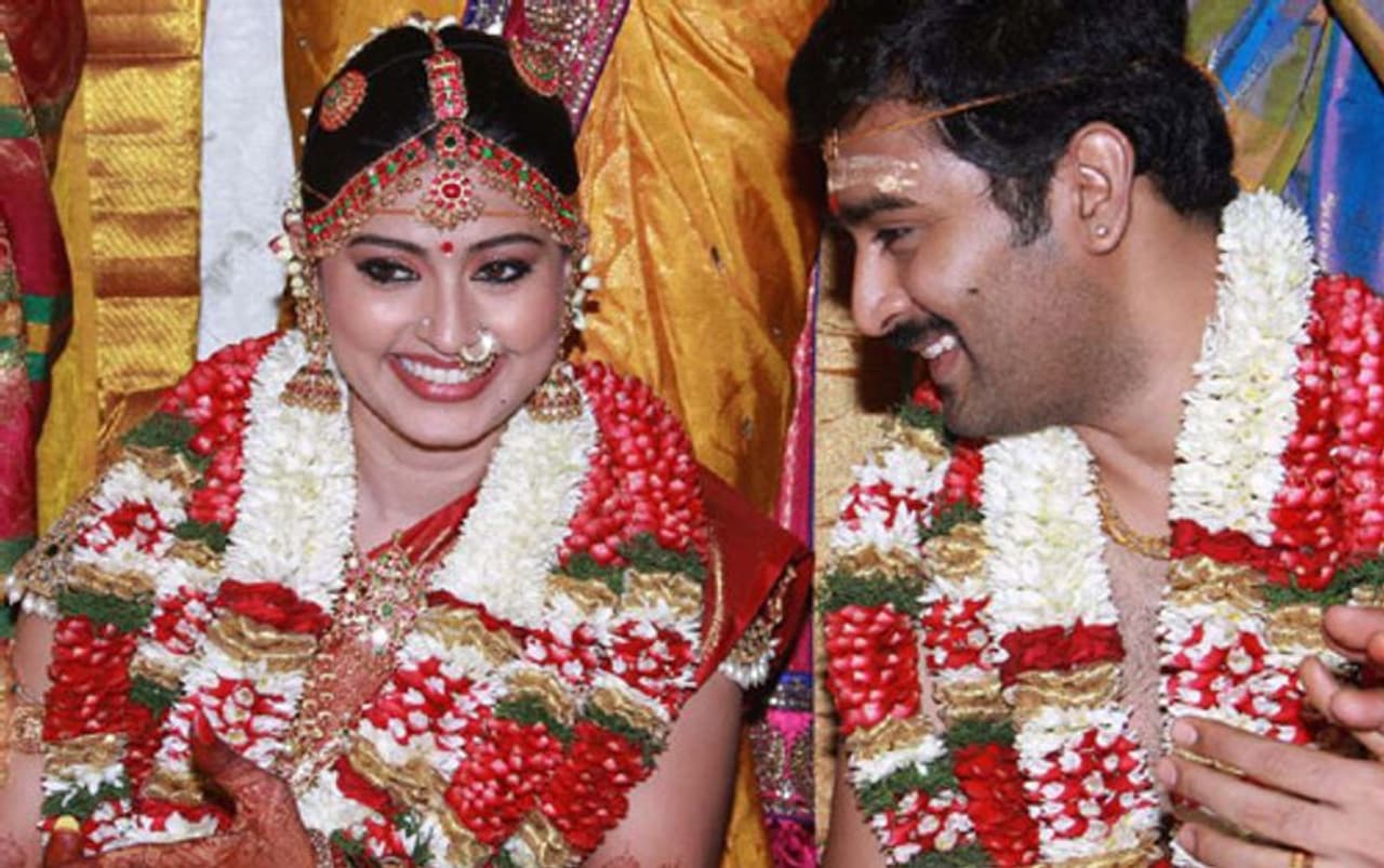 <p>நடிகர் பிரசன்னா, புன்னகை அரசி சினேகாவை கடந்த 2012ம் ஆண்டு காதலித்து திருமணம் செய்து கொண்டார். இந்த நட்சத்திர காதல் தம்பதிக்கு தற்போது 5 வயதில் விஹான் என்ற மகன் உள்ளார்.</p> <p>நடிகர் பிரசன்னா, புன்னகை அரசி சினேகாவை கடந்த 2012ம் ஆண்டு காதலித்து திருமணம் செய்து கொண்டார். இந்த நட்சத்திர காதல் தம்பதிக்கு தற்போது 5 வயதில் விஹான் என்ற மகன் உள்ளார்.</p>