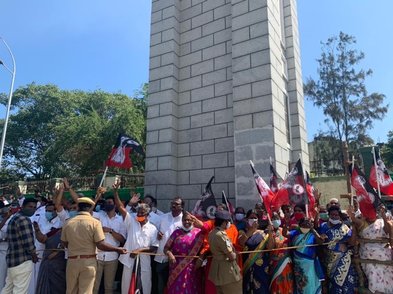 <p>வாழ்க மோடி... வாழ்க மோடி என பிரதமர் மோடியை ஆரவாரத்தோடு வரவேற்ற தொண்டர்கள் </p> <p>வாழ்க மோடி... வாழ்க மோடி என பிரதமர் மோடியை ஆரவாரத்தோடு வரவேற்ற தொண்டர்கள் </p>