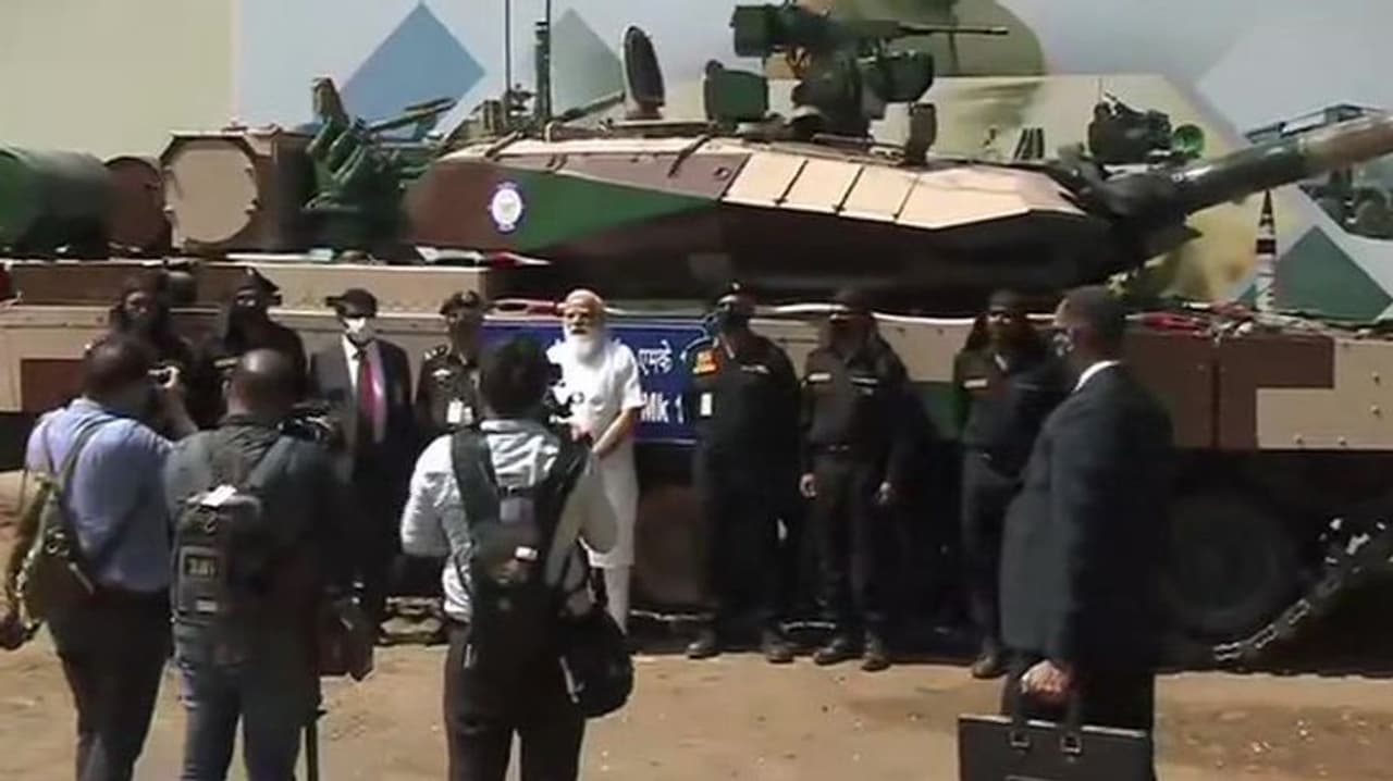 <p>ತಮಿಳುನಾಡಿನ ಚೆನ್ನೈನಲ್ಲಿ ನಡೆದ ಕಾರ್ಯಕ್ರಮದಲ್ಲಿ ಪ್ರಧಾನಿ ಮೋದಿ ಅವರು ಭೂ ಸೇನಾ ಮುಖ್ಯಸ್ಥ ಜನರಲ್ ಎಂ.ಎ. ನರವಣೆ ಅವರಿಗೆ ಅರ್ಜುನ್ ಟ್ಯಾಂಕ್ ಹಸ್ತಾಂತರಿಸಿದರು.</p> <p>ತಮಿಳುನಾಡಿನ ಚೆನ್ನೈನಲ್ಲಿ ನಡೆದ ಕಾರ್ಯಕ್ರಮದಲ್ಲಿ ಪ್ರಧಾನಿ ಮೋದಿ ಅವರು ಭೂ ಸೇನಾ ಮುಖ್ಯಸ್ಥ ಜನರಲ್ ಎಂ.ಎ. ನರವಣೆ ಅವರಿಗೆ ಅರ್ಜುನ್ ಟ್ಯಾಂಕ್ ಹಸ್ತಾಂತರಿಸಿದರು.</p>