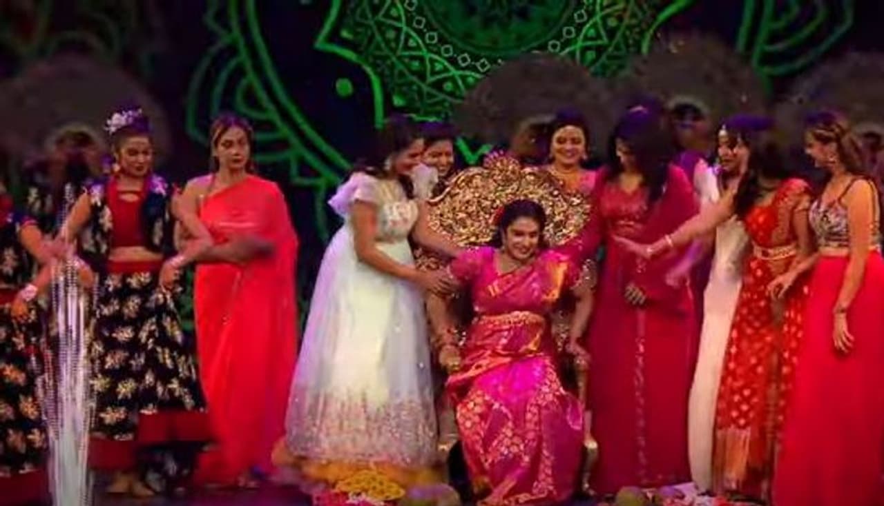 బిగ్బాస్తో హరితేజ పాపులర్ అయ్యింది. సినిమాల్లో క్యారెక్టర్ ఆర్టిస్టుగానూ మంచి గుర్తింపు తెచ్చుకున్నారు. తాజాగా స్టార్ మా బిగ్బాస్ కంటెస్టెంట్ల రీ యూనియన్ ఈవెంట్ ని ఏర్పాటు చేసింది. గత వారం `బీబీఉత్సవం` పేరుతో ఈవెంట్ నిర్వహించగా, అది ఆద్యంతం ఆకట్టుకుంది. బిగ్బాస్తో హరితేజ పాపులర్ అయ్యింది. సినిమాల్లో క్యారెక్టర్ ఆర్టిస్టుగానూ మంచి గుర్తింపు తెచ్చుకున్నారు. తాజాగా స్టార్ మా బిగ్బాస్ కంటెస్టెంట్ల రీ యూనియన్ ఈవెంట్ ని ఏర్పాటు చేసింది. గత వారం `బీబీఉత్సవం` పేరుతో ఈవెంట్ నిర్వహించగా, అది ఆద్యంతం ఆకట్టుకుంది.