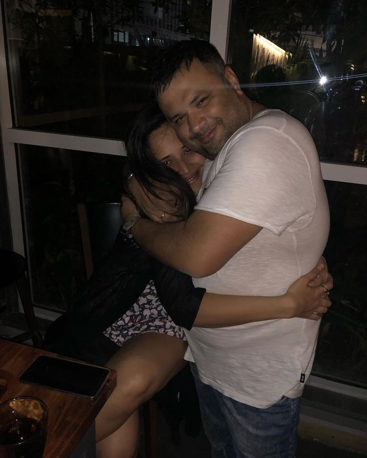 అనసూయ తన భర్తకి గట్టిగా హగ్ చేసుకుని ఐ లవ్ యూ చెప్పడంతో ఆకట్టుకుంది. వీరిద్దరి మధ్య ఎంత ప్రేమ ఉందో తెలియజేస్తుంది. అనసూయ తన భర్తకి గట్టిగా హగ్ చేసుకుని ఐ లవ్ యూ చెప్పడంతో ఆకట్టుకుంది. వీరిద్దరి మధ్య ఎంత ప్రేమ ఉందో తెలియజేస్తుంది.