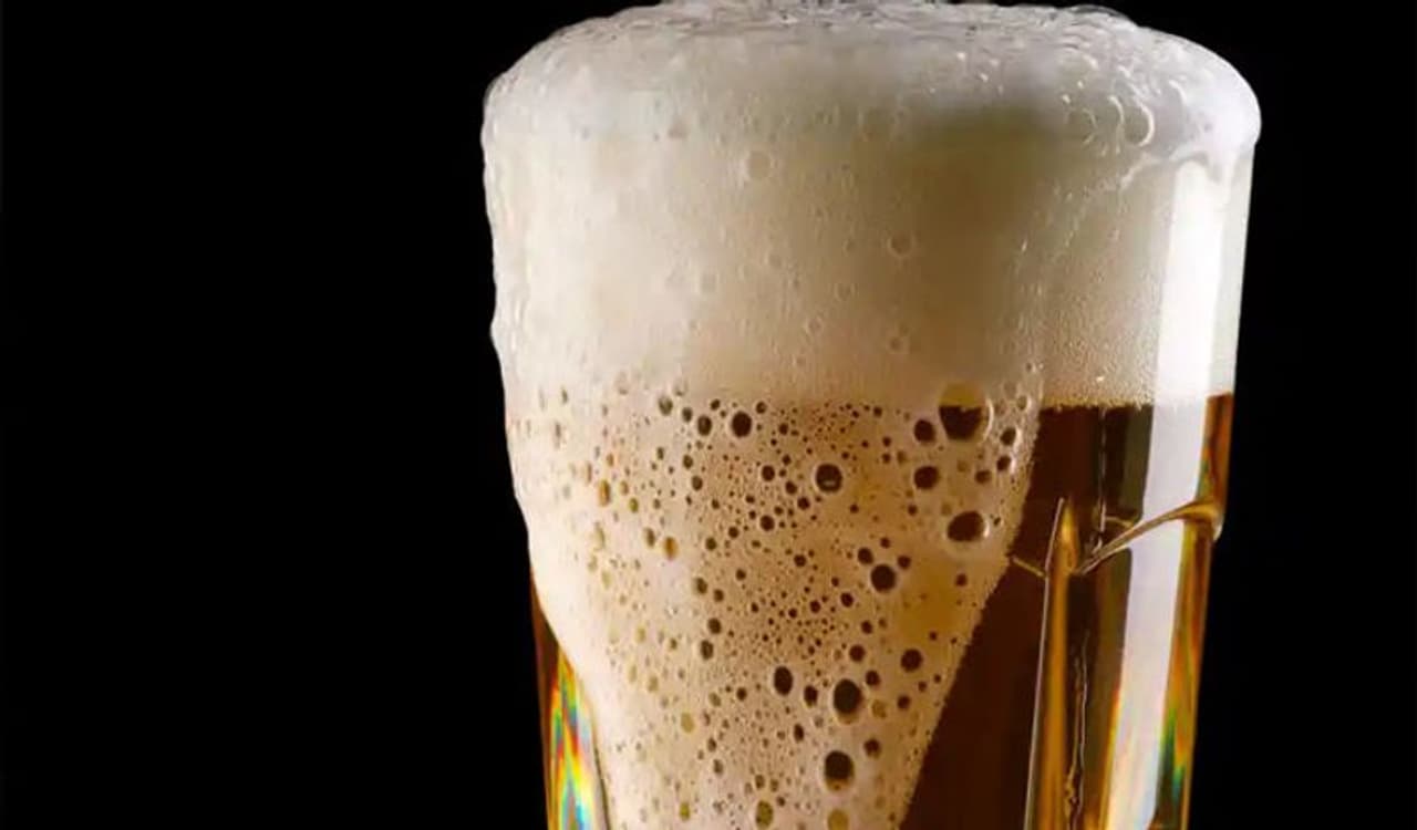 <p>ಉತ್ತರ ಪ್ರದೇಶ ಸರ್ಕಾರದ ಹೊಸ ಅಬಕಾರಿ ನೀತಿಯಡಿ ಏ. 1 ರಿಂದ ರಾಜ್ಯದಲ್ಲಿ ಬಿಯರ್ ಬೆಲೆ ಕಡಿಮೆಯಾಗಿದೆ. ಕೊರೋನಾ ಸೋಂಕಿನಿಂದ ರಾಜ್ಯದಲ್ಲಿ ಬಿಯರ್ ಮಾರಾಟ ಶೇ.30ರಷ್ಟು ಕುಸಿತ ಕಂಡಿತ್ತು. </p> <p>ಉತ್ತರ ಪ್ರದೇಶ ಸರ್ಕಾರದ ಹೊಸ ಅಬಕಾರಿ ನೀತಿಯಡಿ ಏ. 1 ರಿಂದ ರಾಜ್ಯದಲ್ಲಿ ಬಿಯರ್ ಬೆಲೆ ಕಡಿಮೆಯಾಗಿದೆ. ಕೊರೋನಾ ಸೋಂಕಿನಿಂದ ರಾಜ್ಯದಲ್ಲಿ ಬಿಯರ್ ಮಾರಾಟ ಶೇ.30ರಷ್ಟು ಕುಸಿತ ಕಂಡಿತ್ತು. </p>