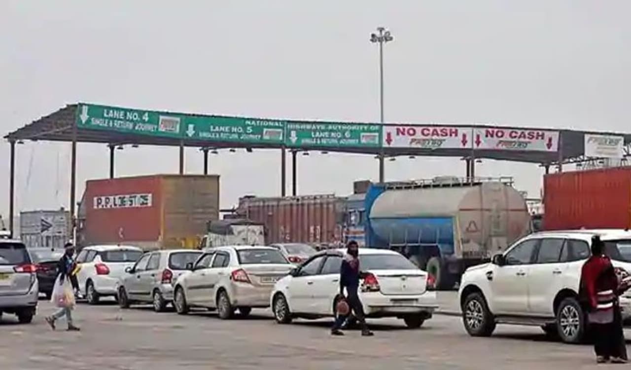 <p>ಫೆಬ್ರವರಿ 15 ರಿಂದ ಭಾರತದಲ್ಲಿ ಟೋಲ್ ಪಾವತಿಗೆ ಫಾಸ್ಟ್ ಟ್ಯಾಗ್ ಕಡ್ಡಾಯ ಮಾಡಲಾಗಿದೆ. ಫಾಸ್ಟ್ ಟ್ಯಾಗ್ ಇಲ್ಲದಿದ್ದರೆ ದುಪ್ಪಟ್ಟು ಹಣವನ್ನು ದಂಡವಾಗಿ ಪಾವತಿಸಬೇಕು.</p>