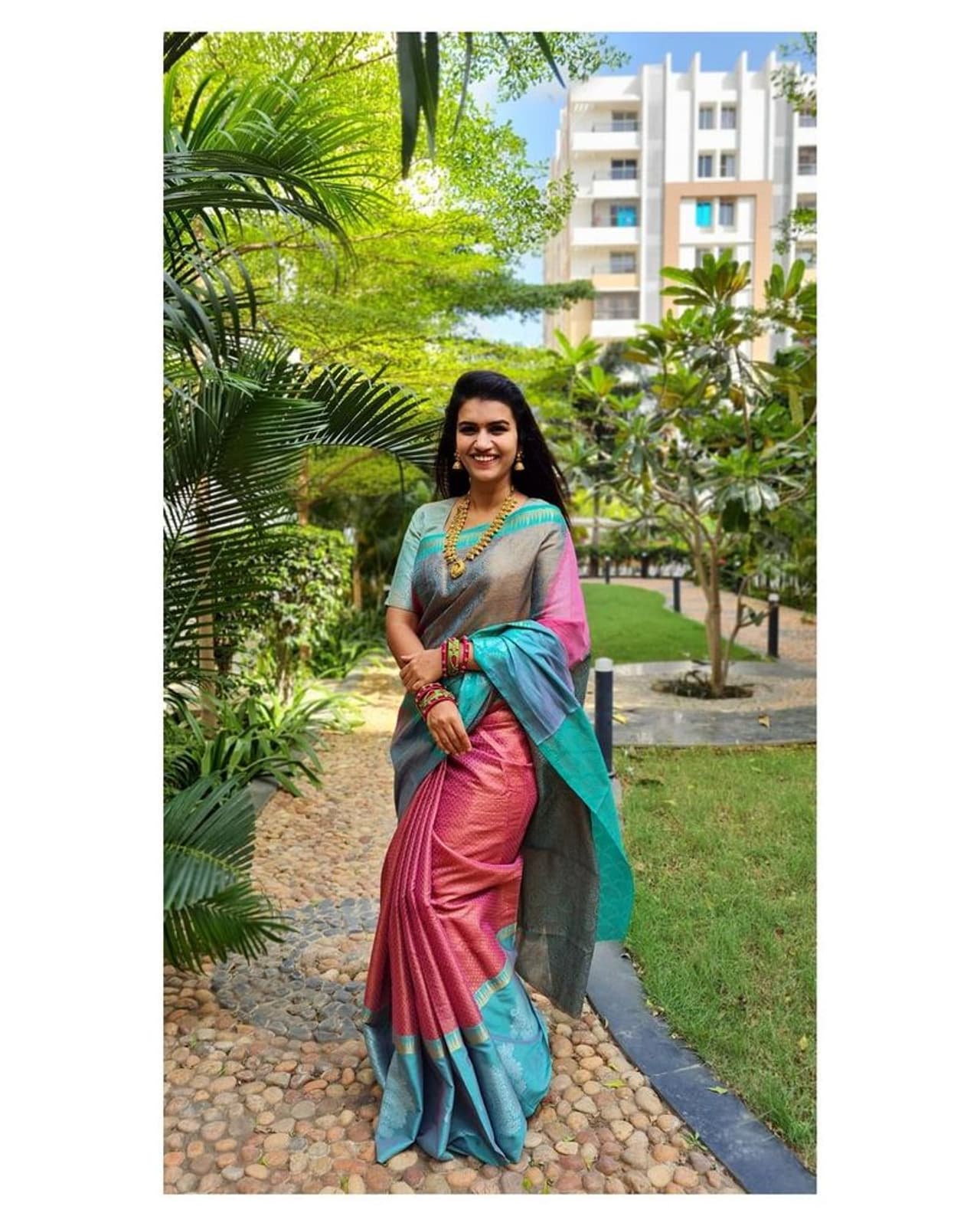 <p>2021ம் ஆண்டின் ஆரம்பத்தில் இருந்தே சின்னத்திரை, வெள்ளித்திரை நட்சத்திரங்கள் பலரும் கல்யாணம், குழந்தை பேறு, நிச்சயதார்த்தம் என நல்ல செய்திகளை மகிழ்ச்சியுடன் பகிர்ந்து வருகின்றனர். அந்த வகையில் காதலர் தினத்தன்று பிரபல சீரியல் நடிகை மகிழ்ச்சியான செய்தி ஒன்றை ரசிகர்களுக்கு தெரிவித்துள்ளார். </p> <p>2021ம் ஆண்டின் ஆரம்பத்தில் இருந்தே சின்னத்திரை, வெள்ளித்திரை நட்சத்திரங்கள் பலரும் கல்யாணம், குழந்தை பேறு, நிச்சயதார்த்தம் என நல்ல செய்திகளை மகிழ்ச்சியுடன் பகிர்ந்து வருகின்றனர். அந்த வகையில் காதலர் தினத்தன்று பிரபல சீரியல் நடிகை மகிழ்ச்சியான செய்தி ஒன்றை ரசிகர்களுக்கு தெரிவித்துள்ளார். </p>