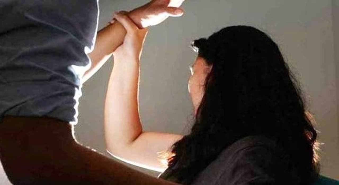 <p><br /><strong>పోలీసుల అందించిన వివరాల ప్రకారం.. రాజమండ్రికి చెందిన వివాహిత(45) భర్తతో విడిపోయి కూతురుతో కలిసి ఉంటోంది. హైదరాబాద్‌లో నివాసం ఉంటున్న రవీందర్‌ అనే వ్యక్తి పని ఇప్పిస్తానంటూ చెప్పారు. దాంతో ... ఆమె గత నెల 17న &nbsp;రైల్లో ఇక్కడకు వచ్చింది.&nbsp;</strong></p>