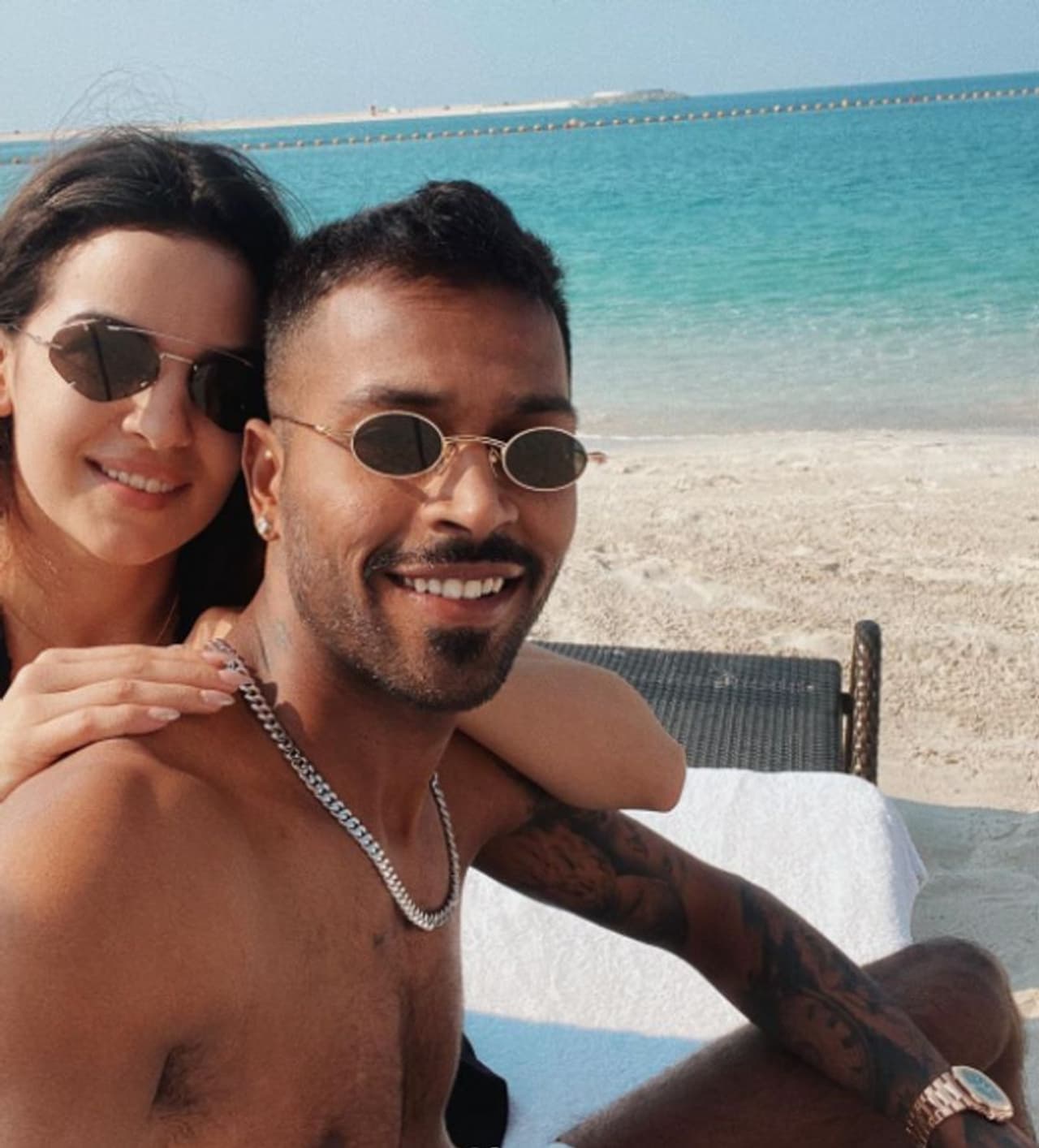 <p>టీమిండియా ఆల్ రౌండర్ &nbsp;హార్దిక్ పాండ్యాకు బయట ఫ్యాన్ ఫాలోయింగ్ కాస్త ఎక్కువనే చెప్పాలి. ఆయన ఫాస్ట్ బౌలింగ్ సామర్ధ్యాలతో పాటు, ఉన్నత స్థాయి బ్యాటింగ్ నైపుణ్యాల కారణంగా ఆయన క్రేజ్ రోజు రోజుకీ పెరిగిపోతోంది.<br />&nbsp;</p>