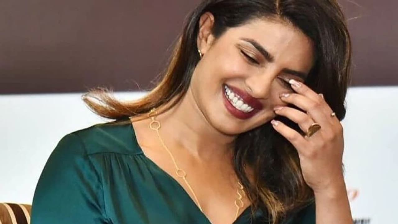 <p>ಇತ್ತೀಚಿಗೆ ಪ್ರಿಯಾಂಕಾ ಡ್ರೂ ಬ್ಯಾರಿಮೋರ್ ಅವರ ಚಾಟ್ ಶೋನಲ್ಲಿ ಕಾಣಿಸಿಕೊಂಡಿದ್ದರು. ಅದರಲ್ಲಿ ಅವರ ಜೀವನದ ಬಗ್ಗೆ ಕೆಲವು ವಿಷಯಗಳನ್ನು ಬಹಿರಂಗಪಡಿಸಿದ್ದಾರೆ.</p>